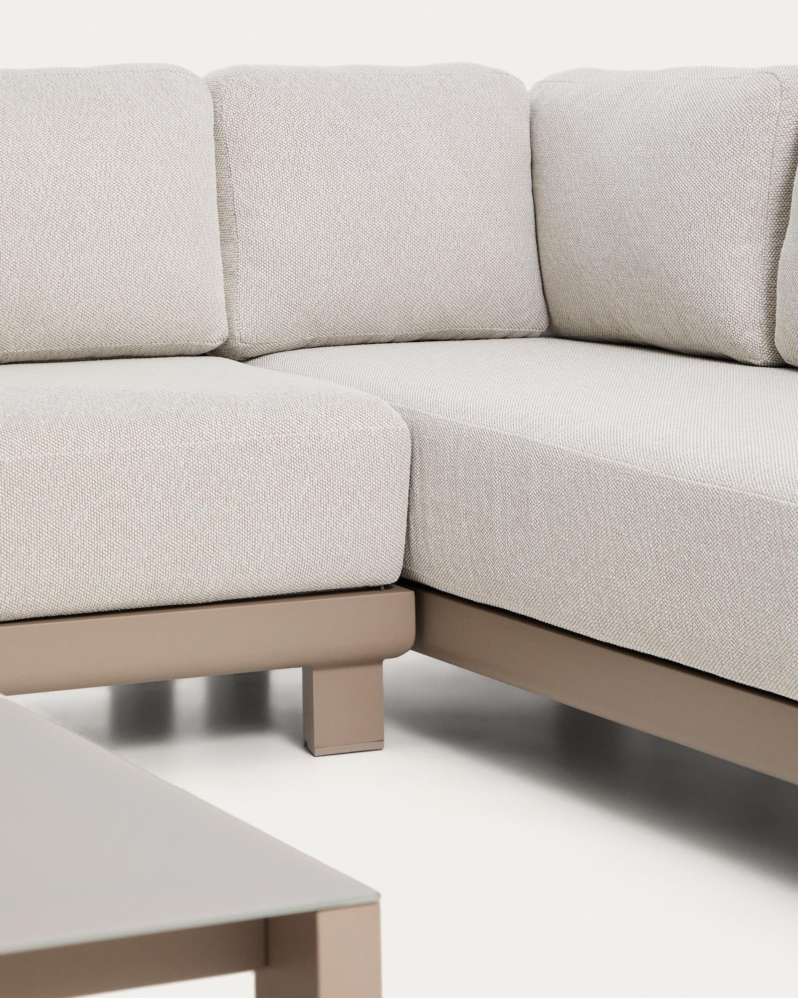 Elegantes Loungeset Nerano mit stilvollem 5-Sitzer-Ecksofa in Taupe und einem modernen Couchtisch aus gehärtetem Glas und Aluminium.