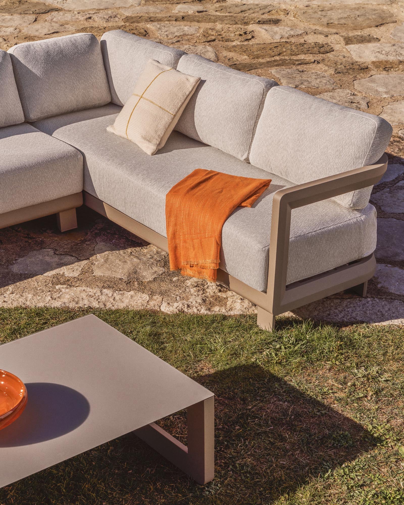 Elegantes Loungeset Nerano mit taupefarbenem 5-Sitzer-Ecksofa und stilvollem Couchtisch aus gehärtetem Glas und Aluminium.