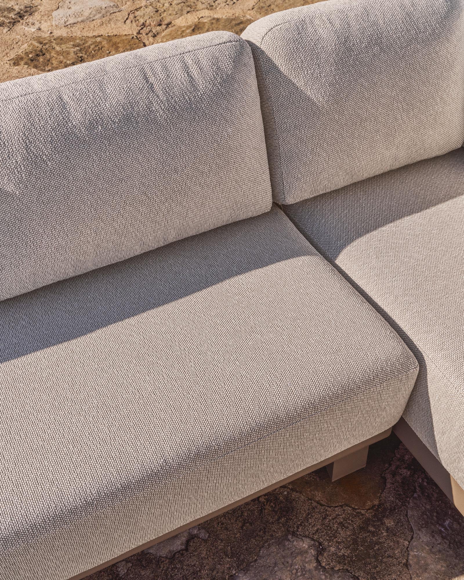 Gemütliches Loungeset Nerano mit großzügigem 5-Sitzer-Ecksofa in Taupe und modernem Couchtisch aus robustem Glas und Aluminium.
