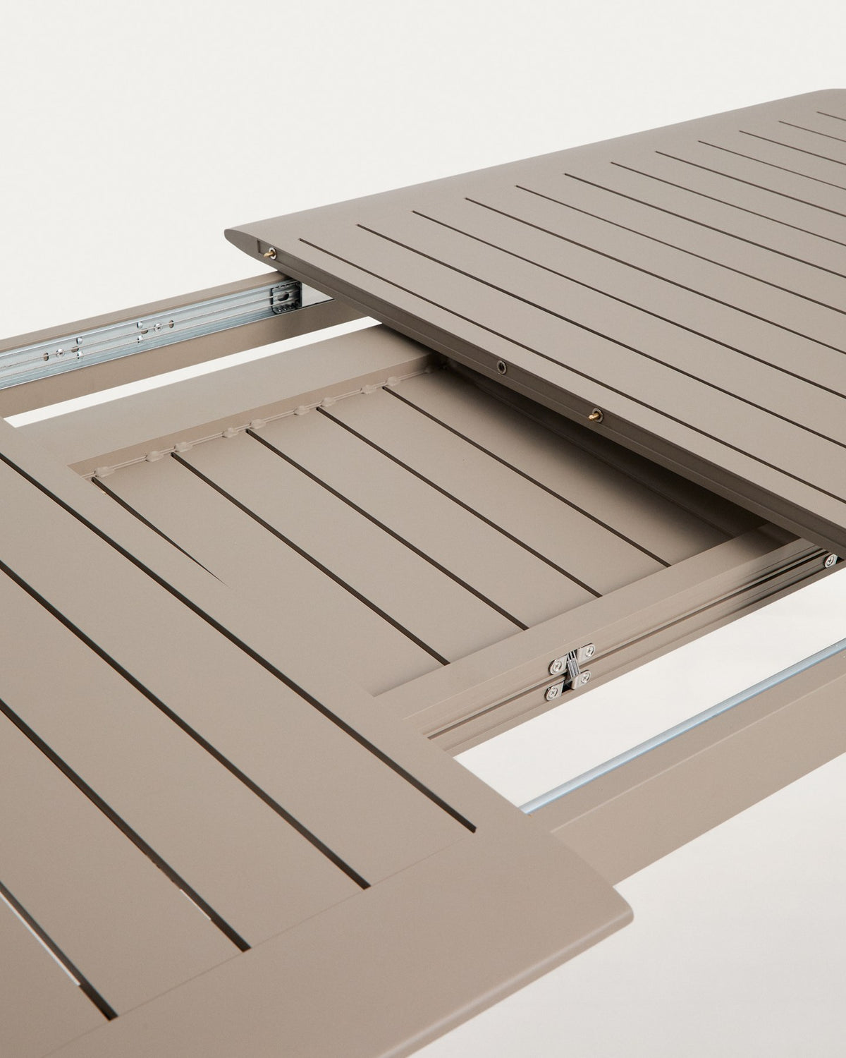 Ausziehtisch aus taupefarbenem Aluminium mit 6 Stühlen aus Aluminium und beigem Texteline, rechteckige Tischplatte, stapelbares Stuhldesign.