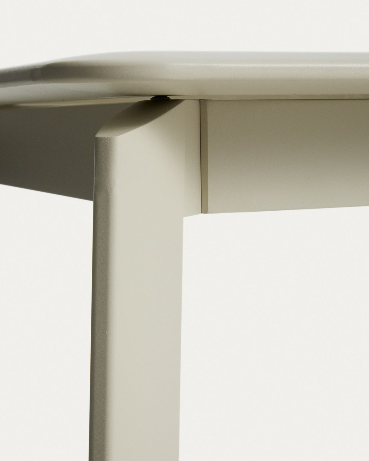 Loungeset mit Ausziehtisch Brela aus ecrufarbenem Aluminium und 6 Stühlen Luri mit beigem Texteline-Bezug, Grösse 205x100 cm.
