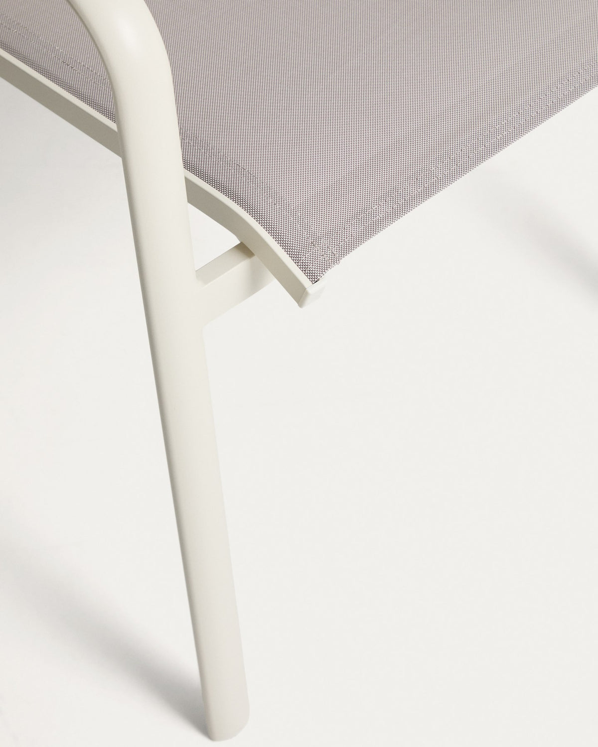 Loungeset mit Ausziehtisch Brela aus ecrufarbenem Aluminium und 6 Stühlen Luri mit beigem Texteline-Bezug, Grösse 205x100 cm.