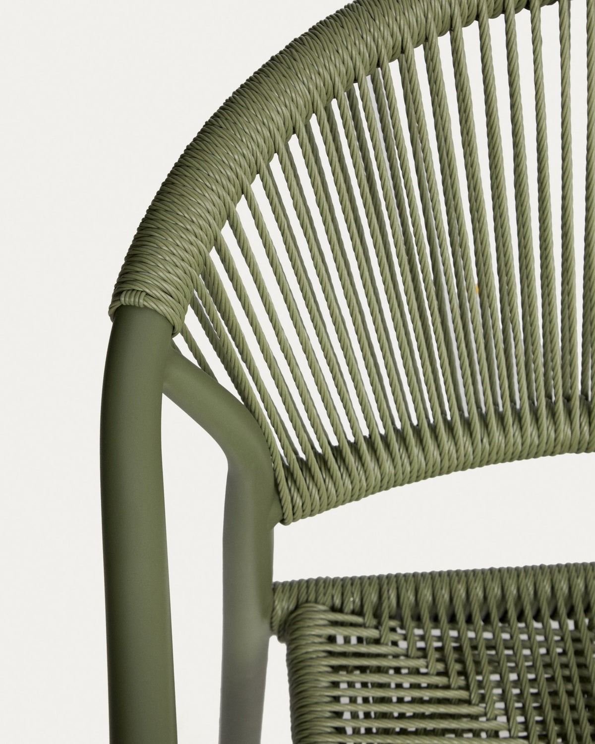 Ausziehtisch Brela aus grünem Aluminium mit sechs stapelbaren Stühlen Livadia aus Aluminium und grün geflochtenem Kunststoffseil.