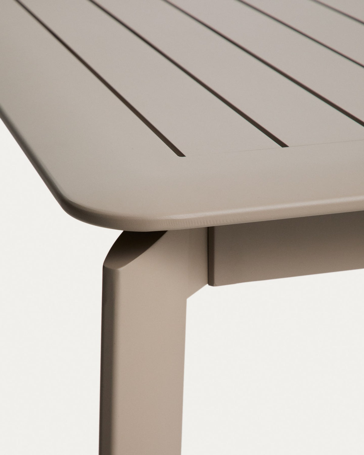 Ausziehtisch Brela und sechs stapelbare Stühle Canea aus Aluminium in Taupe, Sitzflächen aus beigem Texteline, Outdoor-Loungeset.