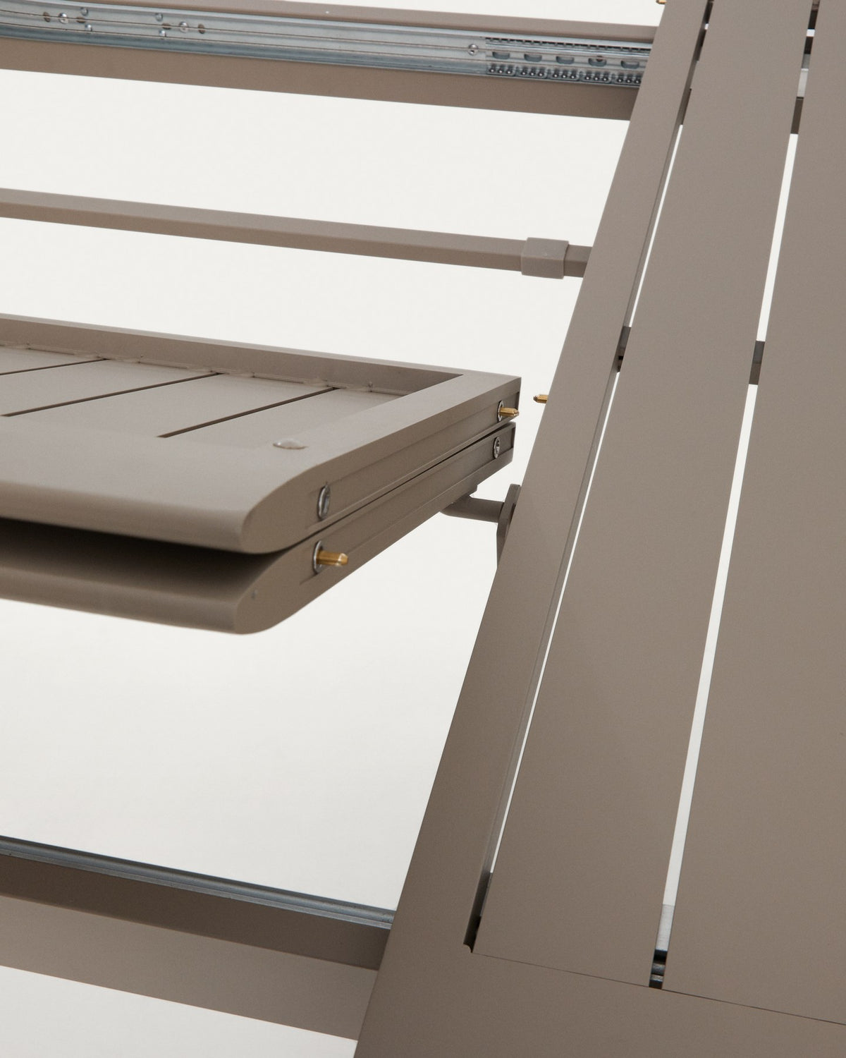 Ausziehtisch Brela und sechs stapelbare Stühle Canea aus Aluminium in Taupe, Sitzflächen aus beigem Texteline, Outdoor-Loungeset.