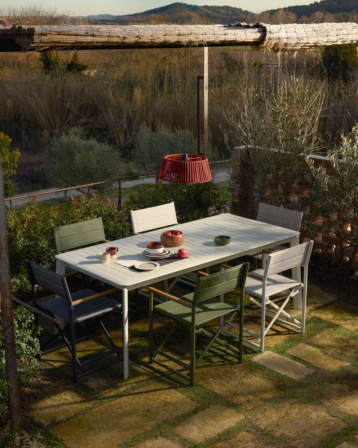 Ausziehtisch Brela und 6 stapelbare Stühle Canea aus Aluminium in Ecru, Sitz und Rückenlehne aus beigem Texteline, Loungeset für den Aussenbereich.