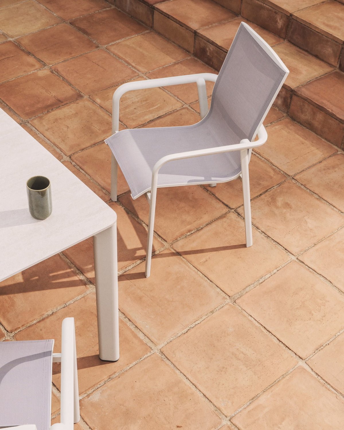 Ausziehtisch Brela und 6 stapelbare Stühle Canea aus Aluminium in Ecru, Sitz und Rückenlehne aus beigem Texteline, Loungeset für den Aussenbereich.