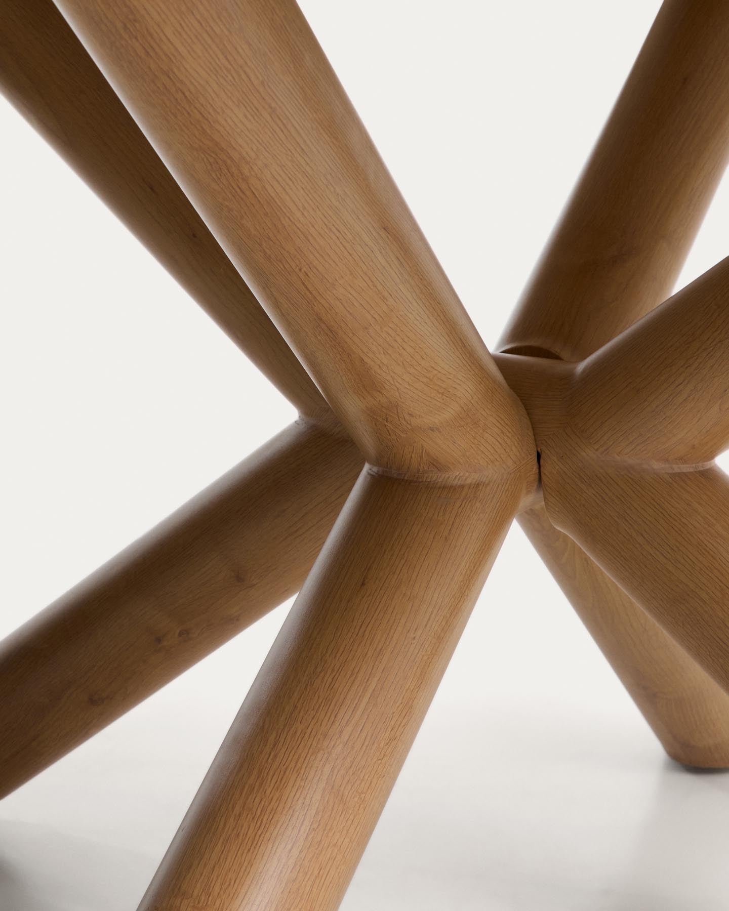 Set mit Tisch Mirtia aus Aluminium Holzoptik und gesintertem Stein Ecru und 6 Stühlen Sirte aus Aluminium Holzoptik und Seil Ecru, Ø 148 cm in Braun präsentiert im Onlineshop von KAQTU Design AG. Loungeset ist von Kave Home