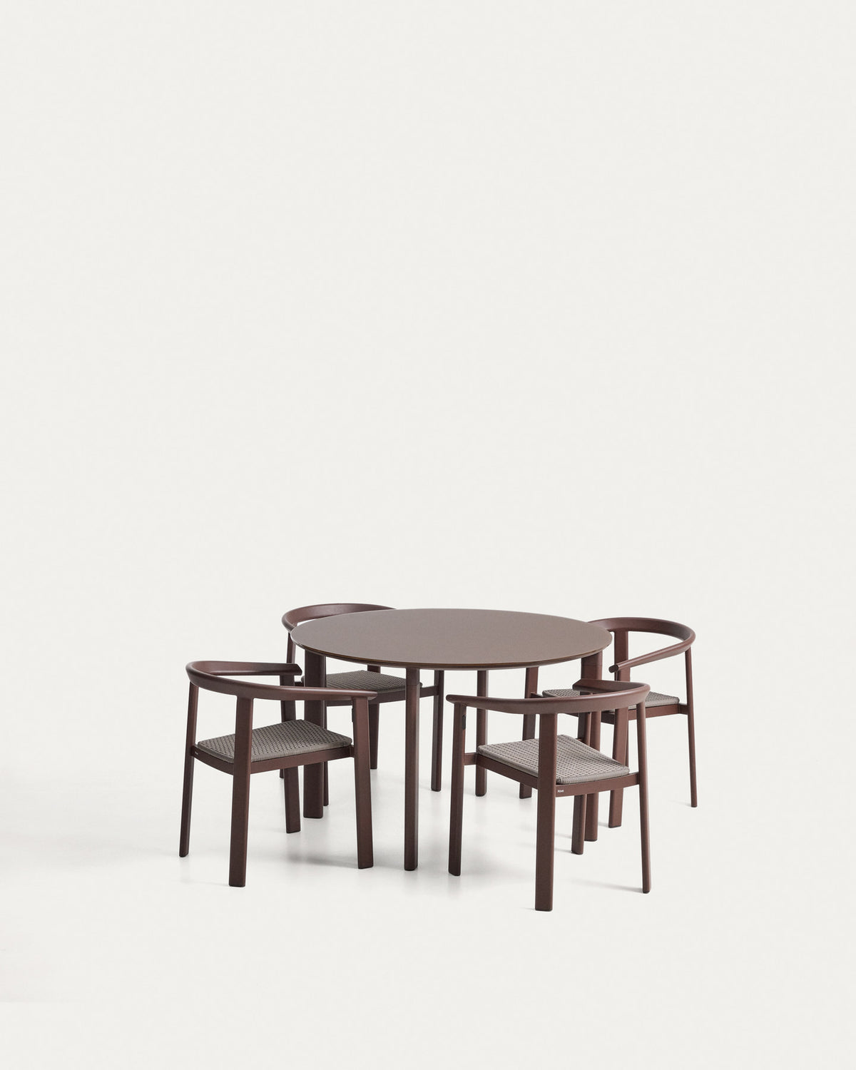 Set Erice mit 4 Stapelstühlen aus Aluminium und Seil und einem Tisch aus Aluminium und gehärtetem Glas in Braun, Ø 120 cm in Braun, Dunkelbraun präsentiert im Onlineshop von KAQTU Design AG. Gartentischset ist von Kave Home