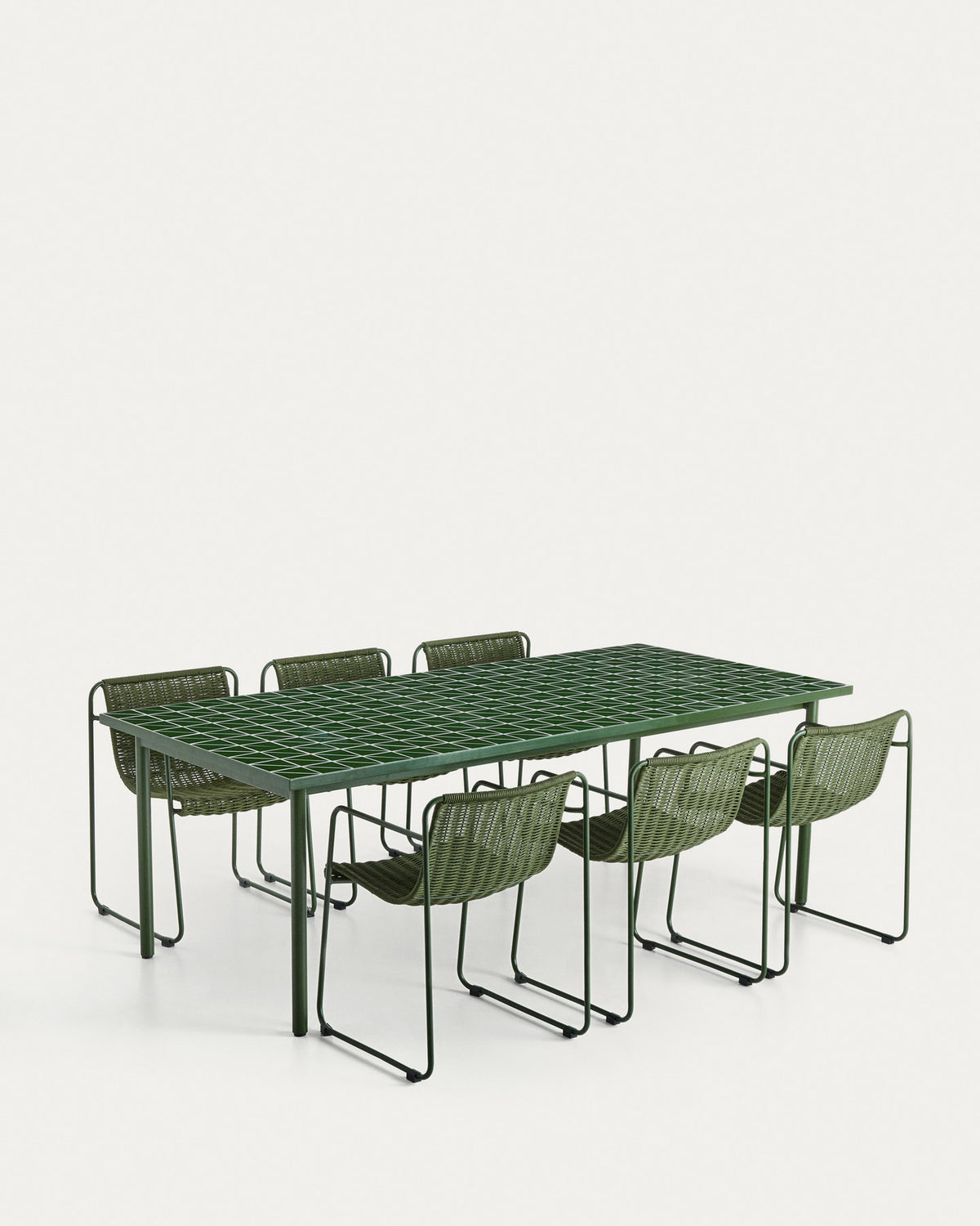Set Maurina mit Tisch aus verzinktem Stahl und grünen Kacheln sowie 6 Stapelstühlen aus verzinktem Stahl und grünem Seil, 223 x 101 cm in Grün, Dunkelgrün präsentiert im Onlineshop von KAQTU Design AG. Loungeset ist von Kave Home