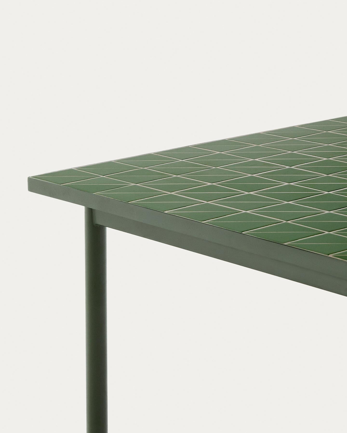 Set Maurina mit Tisch aus verzinktem Stahl und grünen Kacheln sowie 6 Stapelstühlen aus verzinktem Stahl und grünem Seil, 223 x 101 cm in Grün präsentiert im Onlineshop von KAQTU Design AG. Loungeset ist von Kave Home