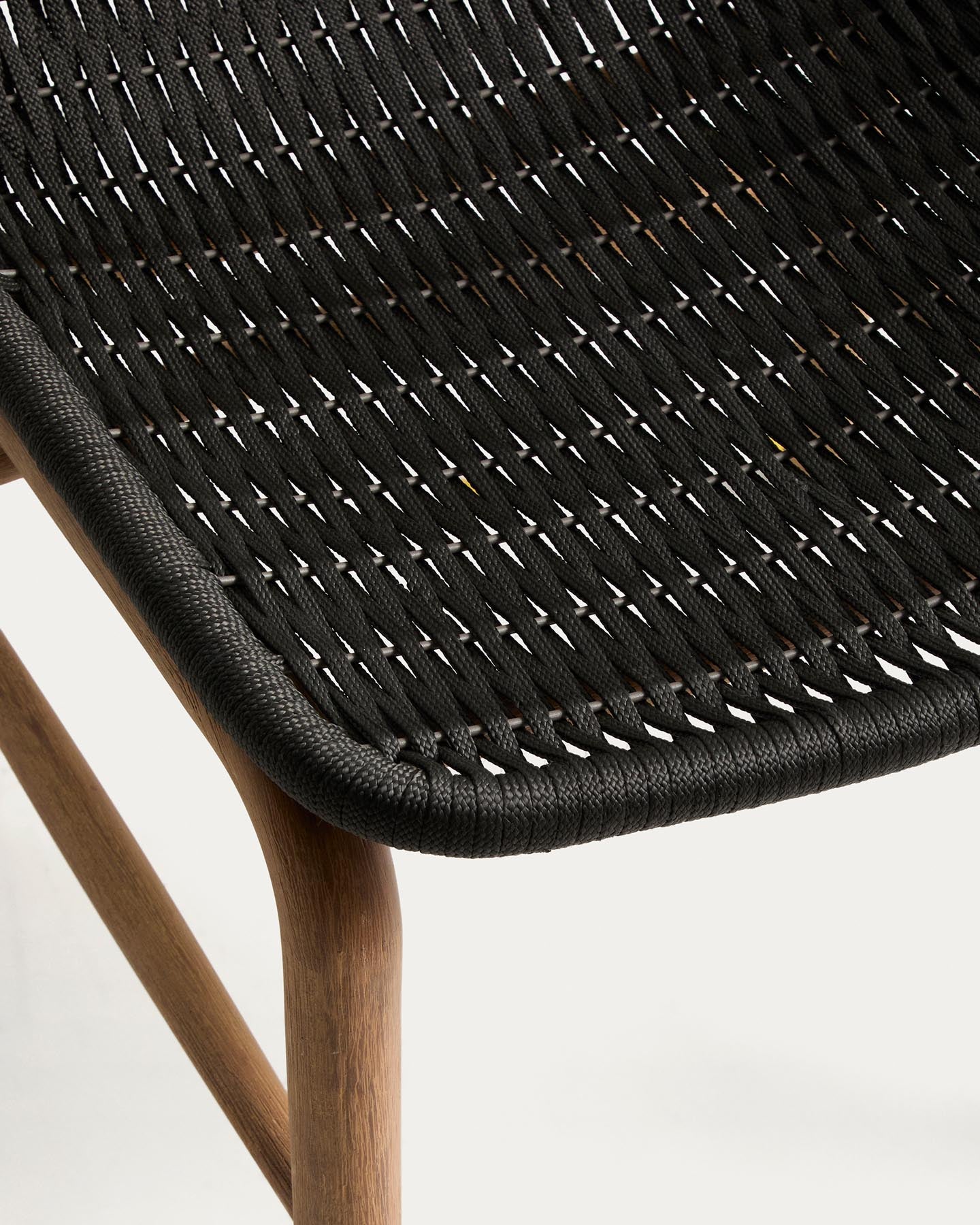 Set mit Tisch Sori aus massivem Akazienholz und 6 Stühlen Alipa aus massivem Akazienholz und graphitgrauem Seil, 200 x 100 cm FSC 100 % in Braun präsentiert im Onlineshop von KAQTU Design AG. Loungeset ist von Kave Home