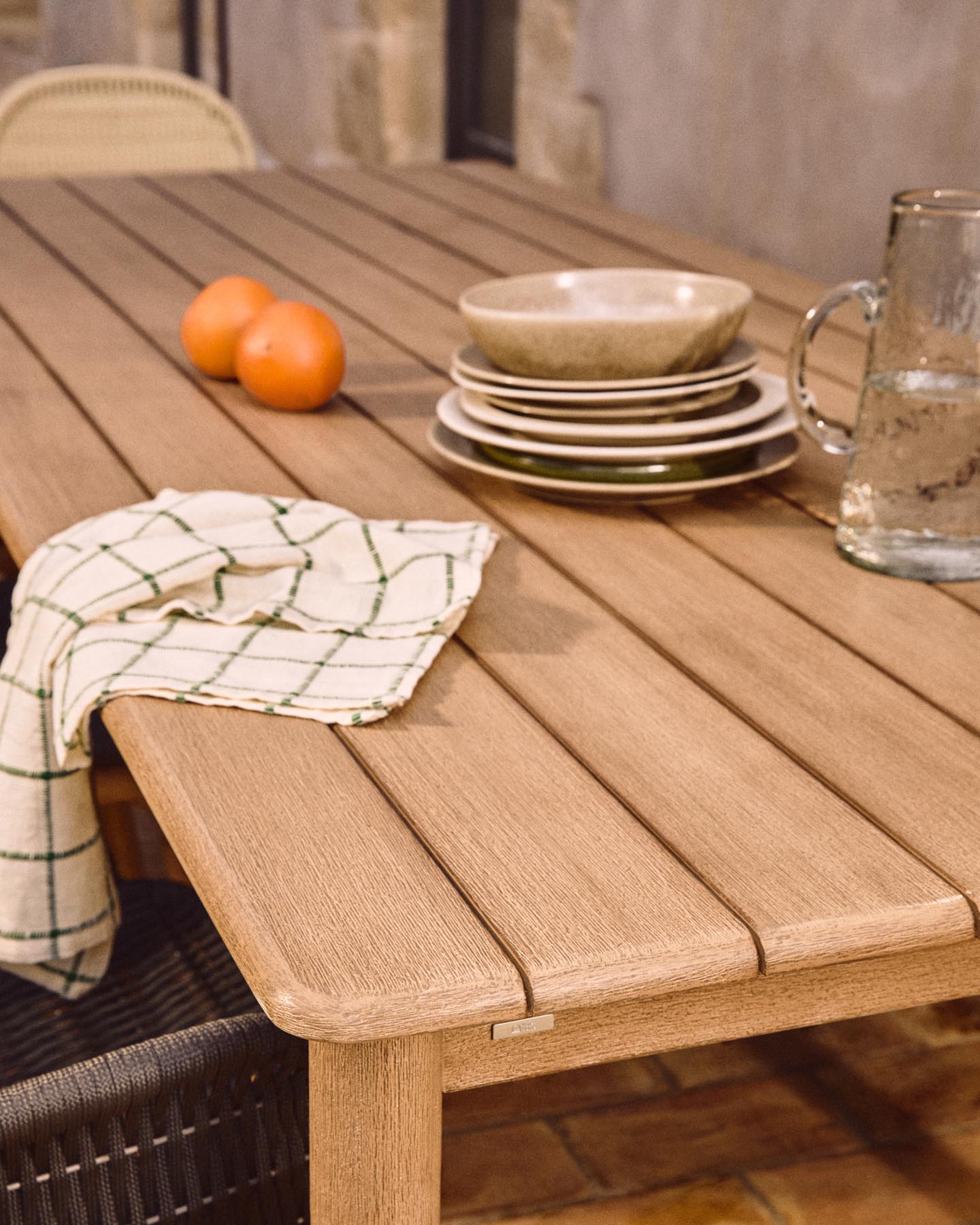 Set mit Tisch Sori aus massivem Akazienholz und 6 Stühlen Alipa aus massivem Akazienholz und graphitgrauem Seil, 200 x 100 cm FSC 100 % in Braun präsentiert im Onlineshop von KAQTU Design AG. Loungeset ist von Kave Home
