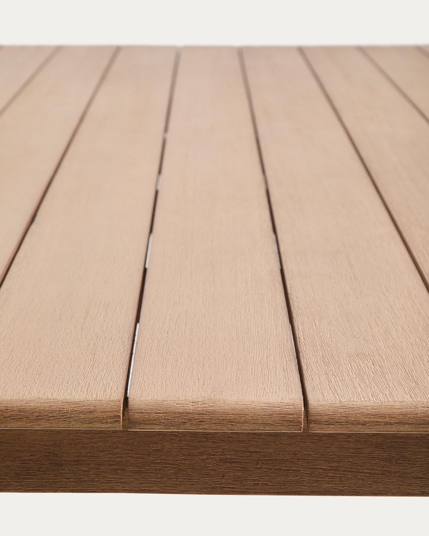 Set mit Tisch Sori aus massivem Akazienholz und 4 Stapelstühlen Nina aus massivem Akazienholz und beigem Seil, 200 x 100 cm FSC 100 % in Braun präsentiert im Onlineshop von KAQTU Design AG. Loungeset ist von Kave Home