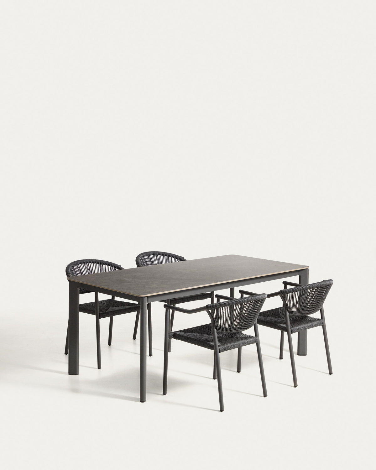 Tischset Anafi aus gesintertem Stein und graphitgrauem Aluminium sowie 4 Stühle Livadia aus graphitgrauem Aluminium, 180 x 90 cm in Graphit präsentiert im Onlineshop von KAQTU Design AG. Loungeset ist von Kave Home
