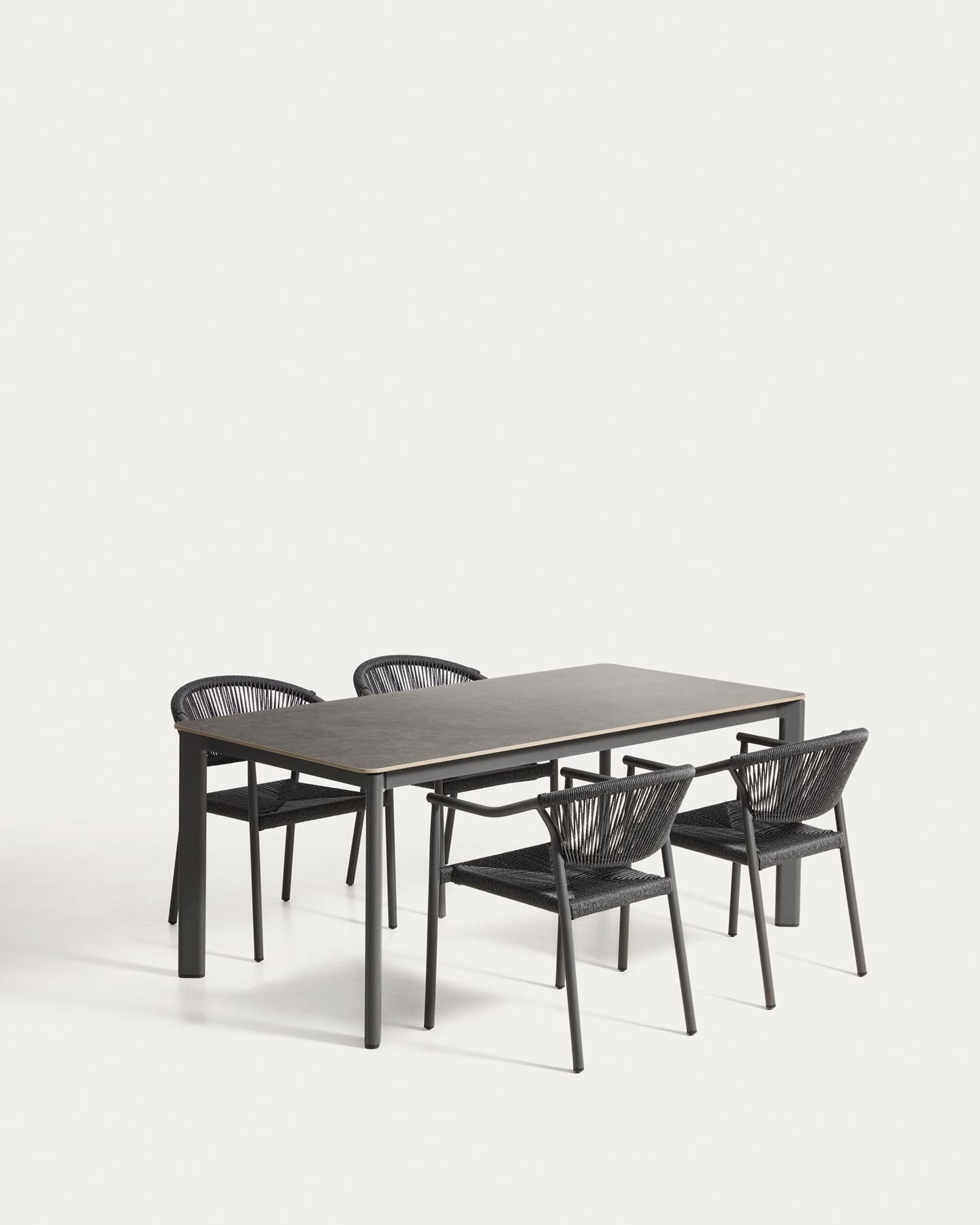Tischset Anafi aus gesintertem Stein und graphitgrauem Aluminium sowie 4 Stühle Livadia aus graphitgrauem Aluminium, 180 x 90 cm in Graphit präsentiert im Onlineshop von KAQTU Design AG. Loungeset ist von Kave Home