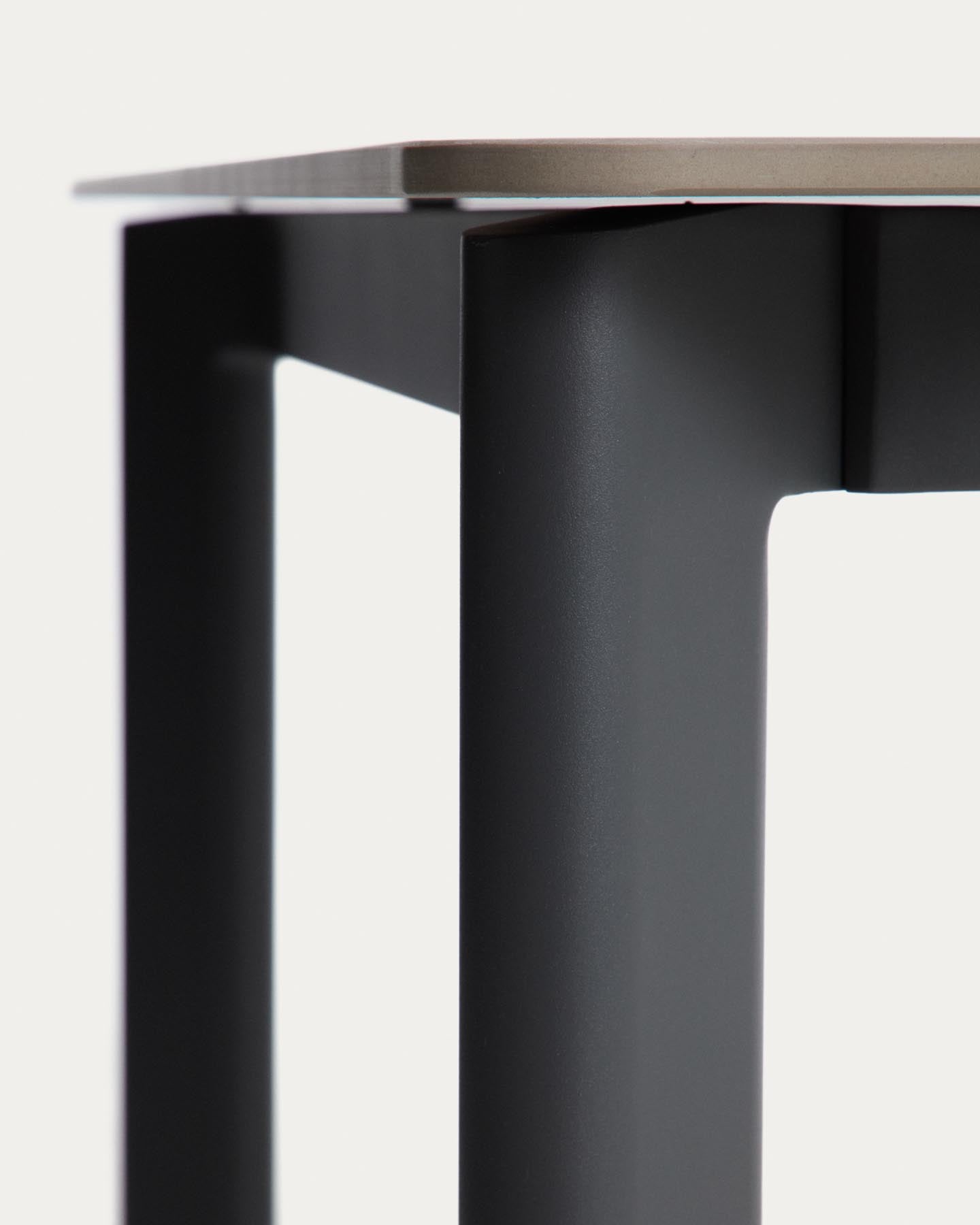 Tischset Anafi aus gesintertem Stein und graphitgrauem Aluminium sowie 4 Stühle Livadia aus graphitgrauem Aluminium, 180 x 90 cm in Graphit präsentiert im Onlineshop von KAQTU Design AG. Loungeset ist von Kave Home