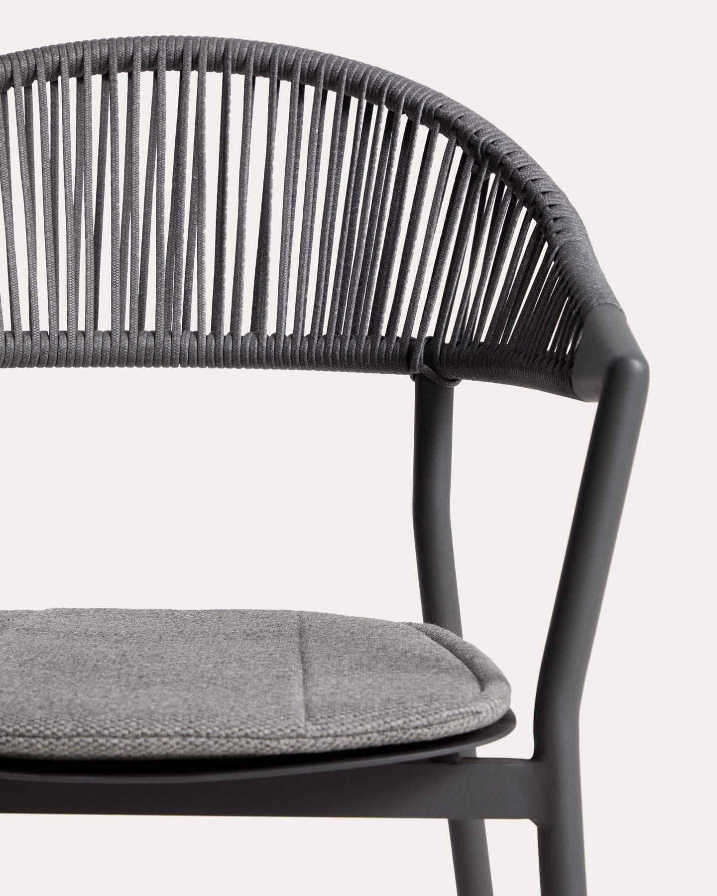 Set mit Ausziehtisch Livorno aus Aluminium in Graphit und 6 Stühlen Alimia aus Aluminium in Graphit und Synthetikseil in Grau, 233 (350) x 100 cm in Graphit präsentiert im Onlineshop von KAQTU Design AG. Loungeset ist von Kave Home