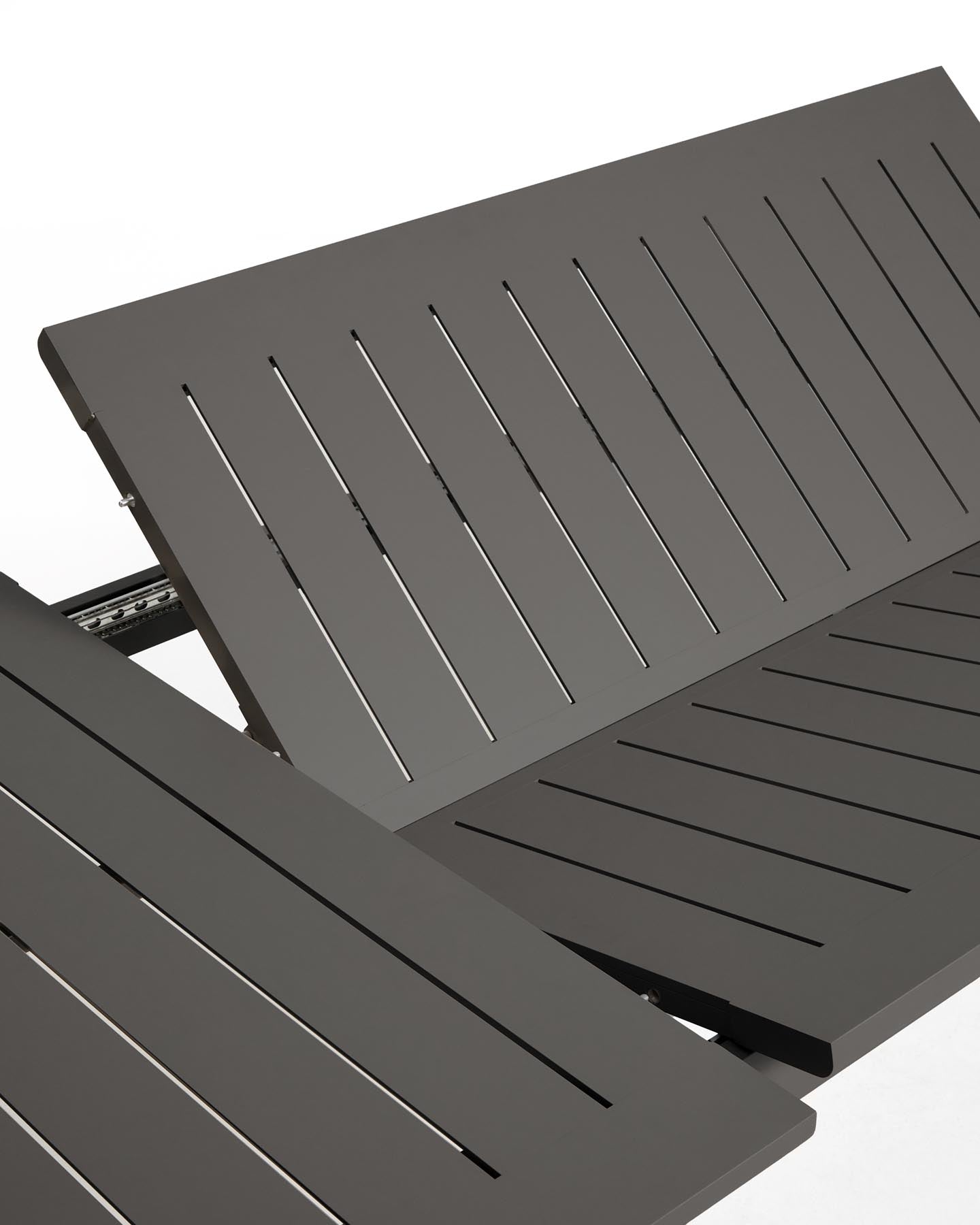 Set mit Ausziehtisch Livorno aus Aluminium in Graphit und 6 Stühlen Alimia aus Aluminium in Graphit und Synthetikseil in Grau, 233 (350) x 100 cm in Graphit präsentiert im Onlineshop von KAQTU Design AG. Loungeset ist von Kave Home