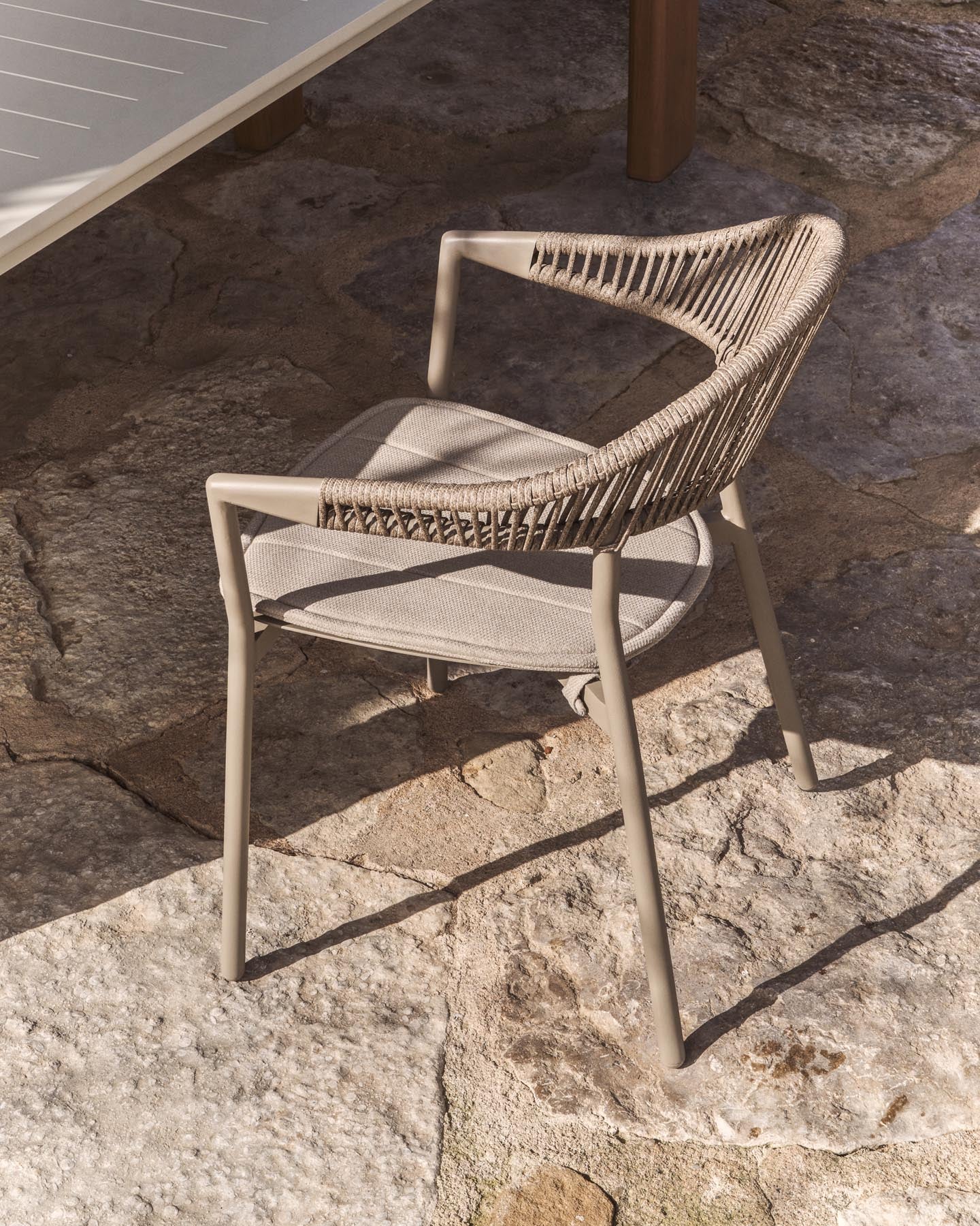 Set mit Ausziehtisch Livorno aus Aluminium in Taupe und 6 Stühlen Alimia aus Aluminium in Taupe und Synthetikseil in Braun, 233 (350) x 100 cm in Taupe präsentiert im Onlineshop von KAQTU Design AG. Loungeset ist von Kave Home