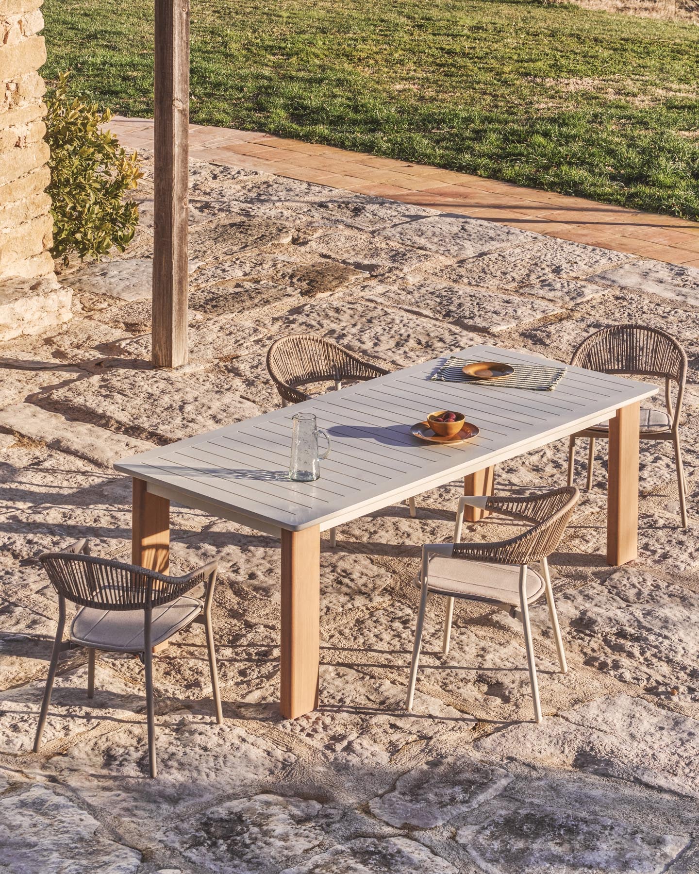 Set Ausziehtisch Livorno aus Aluminium in Ecru, Beine in Holzoptik, 6 Stühle Alimia aus Aluminium in Ecru und Synthetikseil Beige, 233 (350) x 100 cm in Ecru präsentiert im Onlineshop von KAQTU Design AG. Loungeset ist von Kave Home