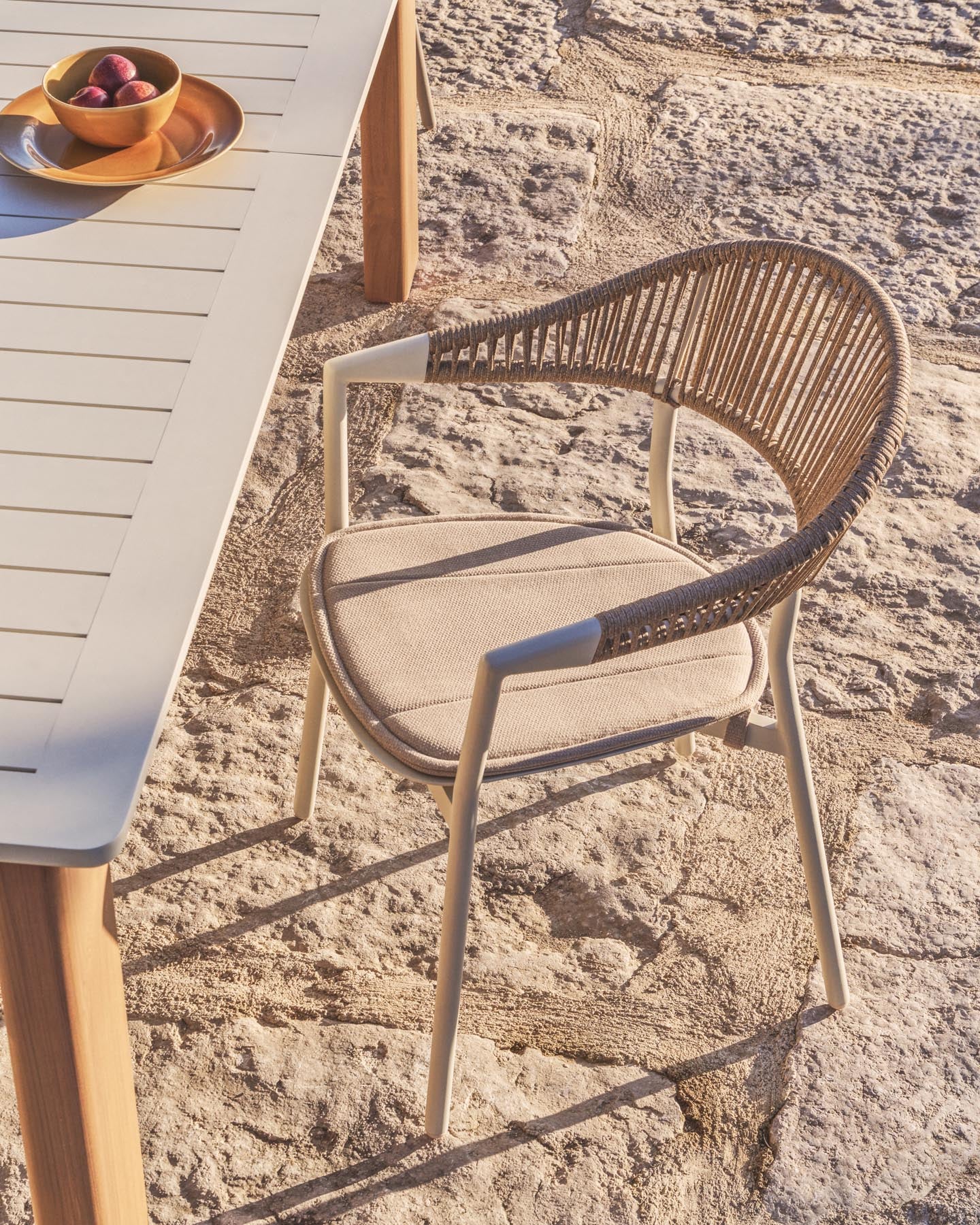 Set Ausziehtisch Livorno aus Aluminium in Ecru, Beine in Holzoptik, 6 Stühle Alimia aus Aluminium in Ecru und Synthetikseil Beige, 233 (350) x 100 cm in Ecru präsentiert im Onlineshop von KAQTU Design AG. Loungeset ist von Kave Home