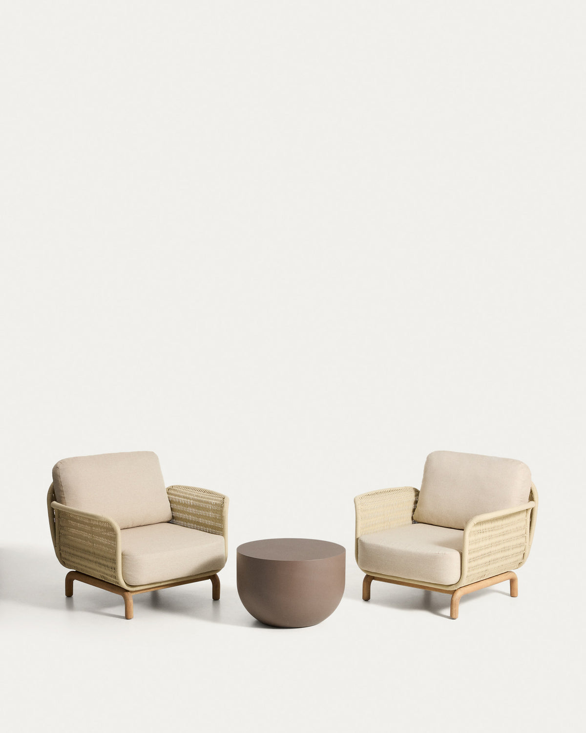 Set mit 2 Sesseln Alipa aus massivem Akazienholz und ecrufarbenem Seil, FSC 100 %, und Couchtisch Garbet aus braunem Zement Ø 60 cm in Ecru, Beige, Weiss präsentiert im Onlineshop von KAQTU Design AG. Loungeset ist von Kave Home