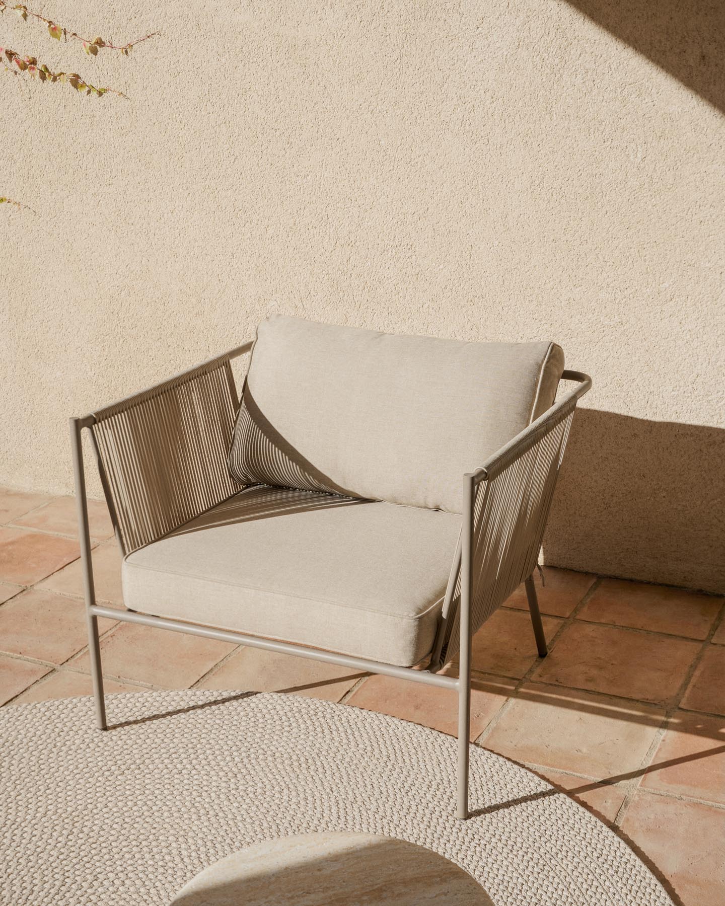 Set Zivia mit 2 Sesseln aus ecrufarbenem Seil und taupefarbenem verzinktem Stahl und Tisch aus taupefarbenem verzinktem Stahl 90 x 50 cm in Beige präsentiert im Onlineshop von KAQTU Design AG. Loungeset ist von Kave Home