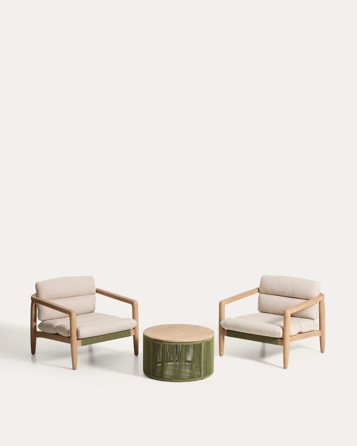 Set mit 2 Sesseln Menfi aus Akazienholz und grünem Seil und Couchtisch Dandara aus Stahl, Seil und Akazienholz FSC 100 % Ø60 cm in Dunkelgrün, Beige, Ecru präsentiert im Onlineshop von KAQTU Design AG. Loungeset ist von Kave Home