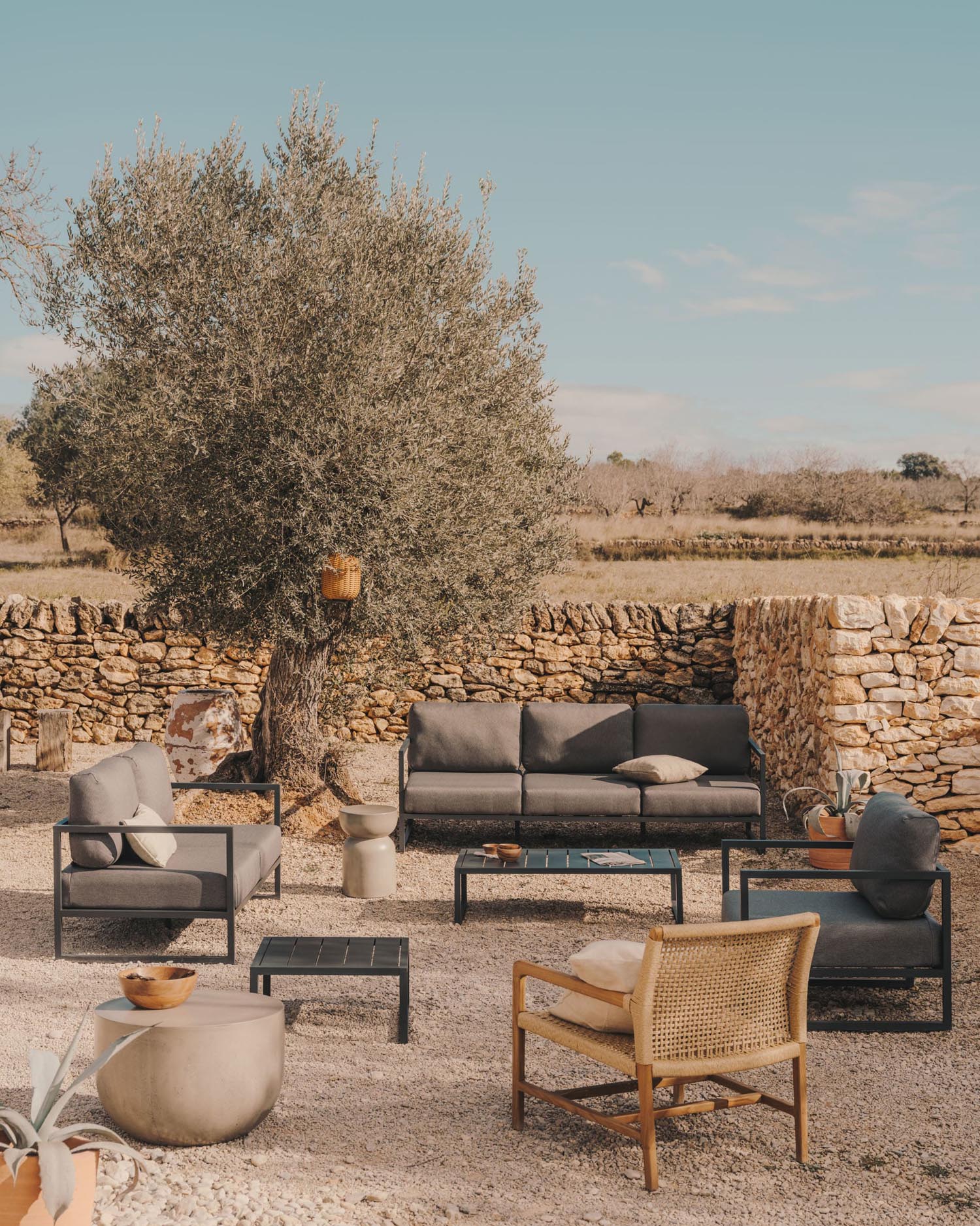 Eleganter Comova Outdoor-Sessel aus schwarzem Aluminium und dunkelgrauem Stoff, perfekt für moderne Außenbereiche.