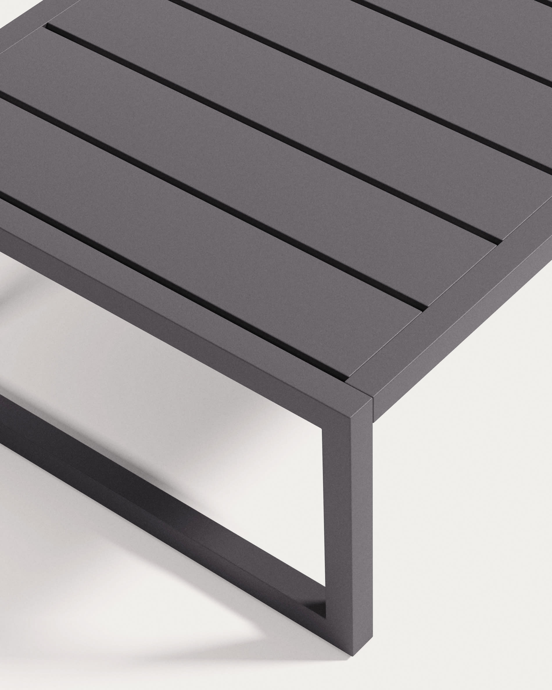 Gestalten Sie Ihren Außenbereich mit dem stilvollen Couchtisch Comova von Kave Home. Aus wetterfestem, schwarzem Aluminium, 60 x 114 cm, perfekt für jede Terrasse.