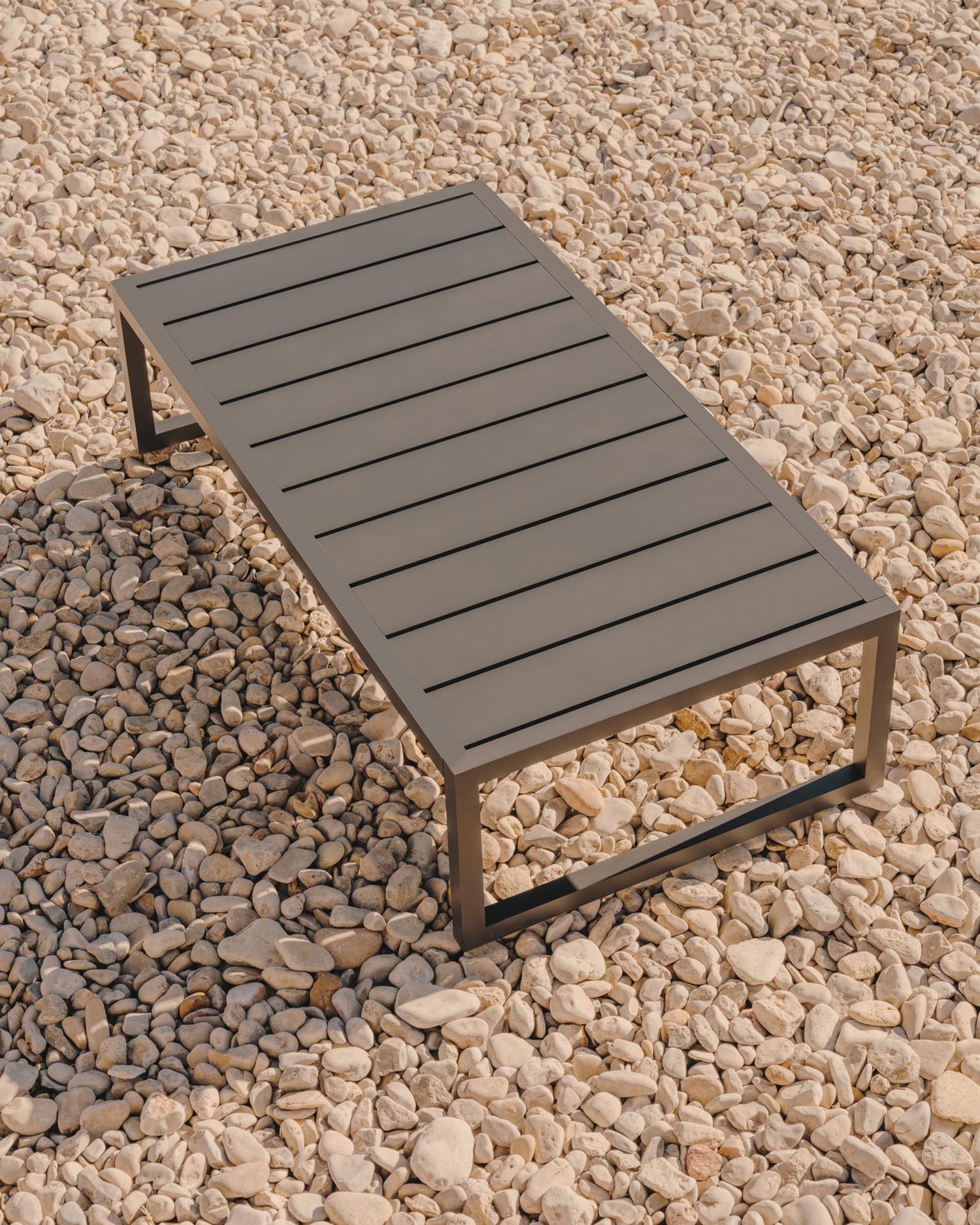 Stylischer Couchtisch Comova von Kave Home: 100% wetterfest, aus langlebigem Aluminium, grün, 60 x 114 cm – perfekt für Ihr Outdoor-Paradies.