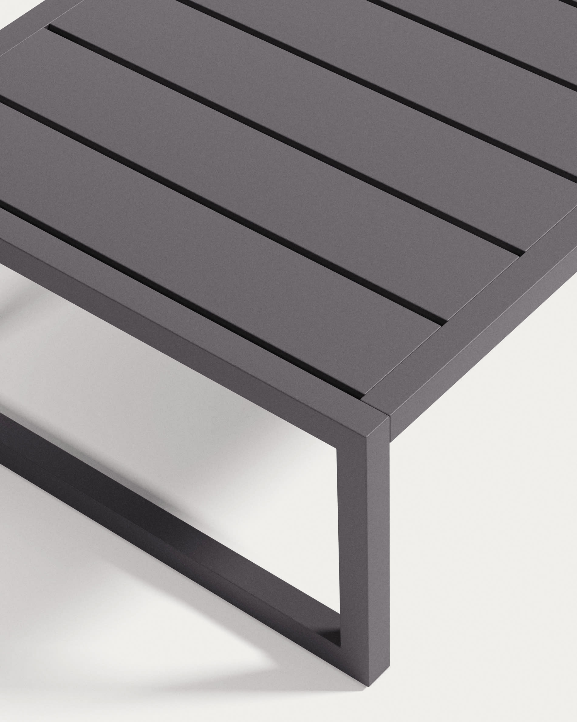 Eleganter Beistelltisch Comova aus schwarzem Aluminium, 60x60 cm, perfekt für draußen, robust, modern und wetterbeständig.