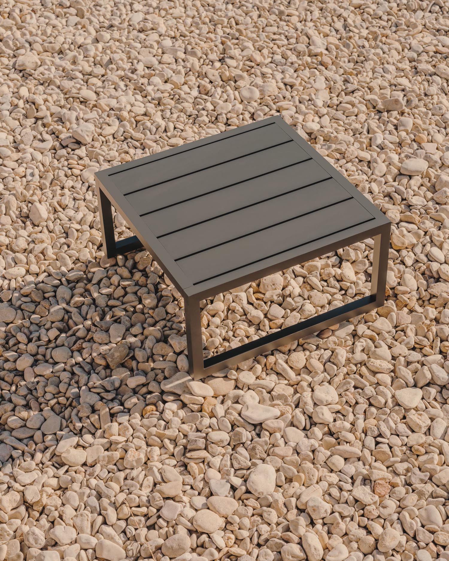 Beistelltisch Comova 100% outdoor aus schwarzem Aluminium 60 x 60 cm in Schwarz präsentiert im Onlineshop von KAQTU Design AG. Beistelltisch Outdoor ist von Kave Home