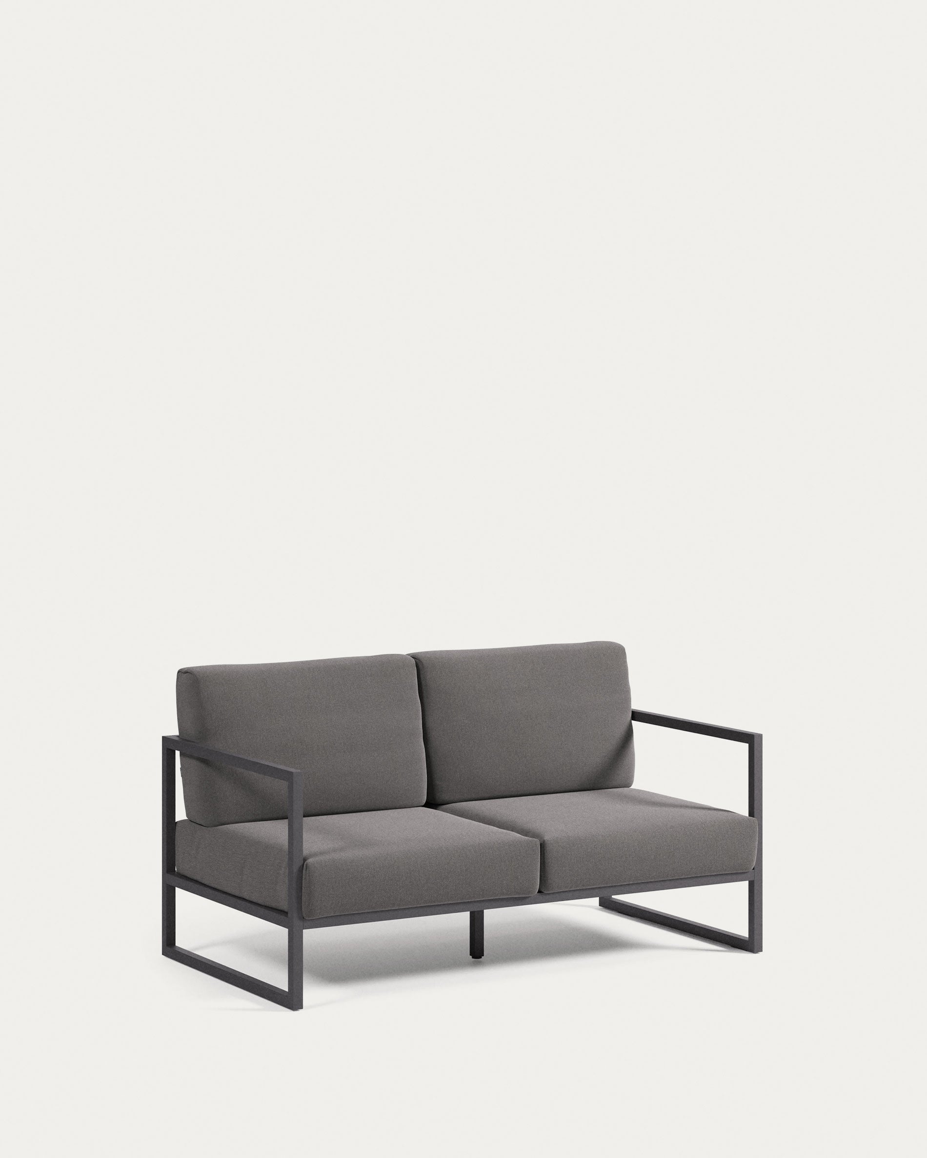 Das Comova Sofa von Kave Home ist ein stilvolles, 150 cm breites Outdoor-Möbel aus dunkelgrauem Stoff und schwarzem Aluminium.