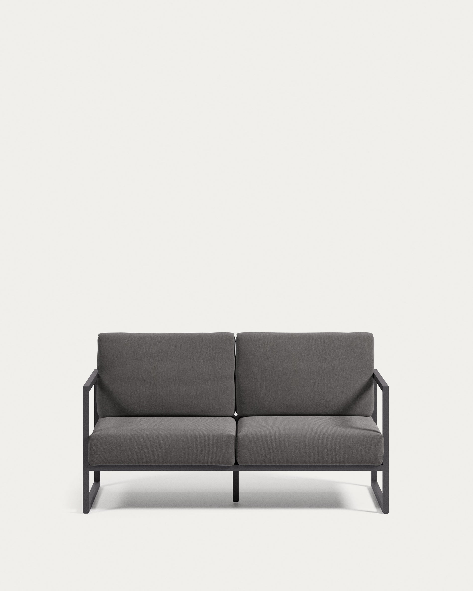 Das Comova Sofa von Kave Home ist ein stilvolles Outdoor-Möbel, 150 cm breit, mit robustem Aluminiumrahmen und dunkelgrauem Bezug.