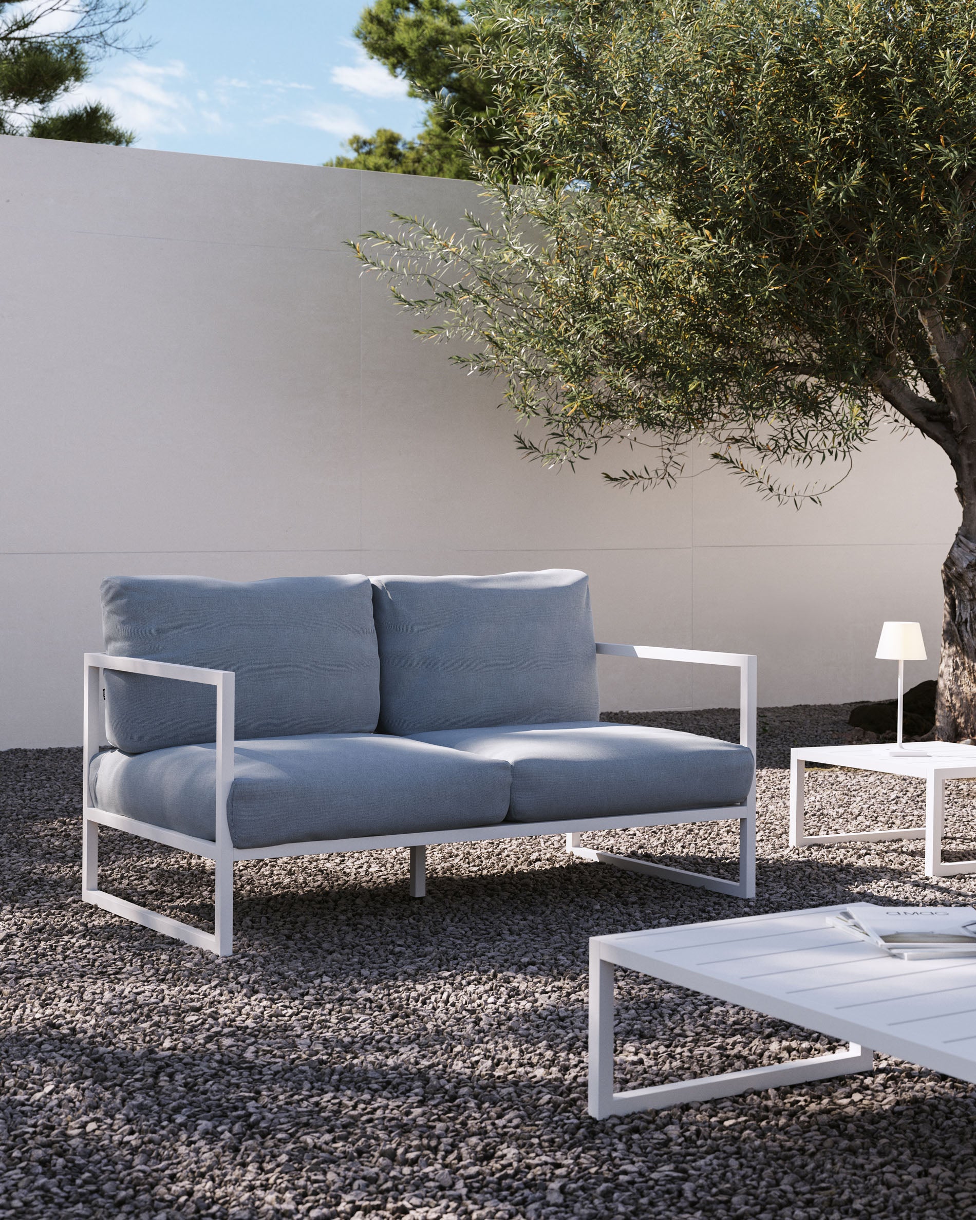 Comova 2-Sitzer-Sofa 100% outdoor blau und Aluminium weiss 150 cm in Blau präsentiert im Onlineshop von KAQTU Design AG. Loungesofa ist von Kave Home