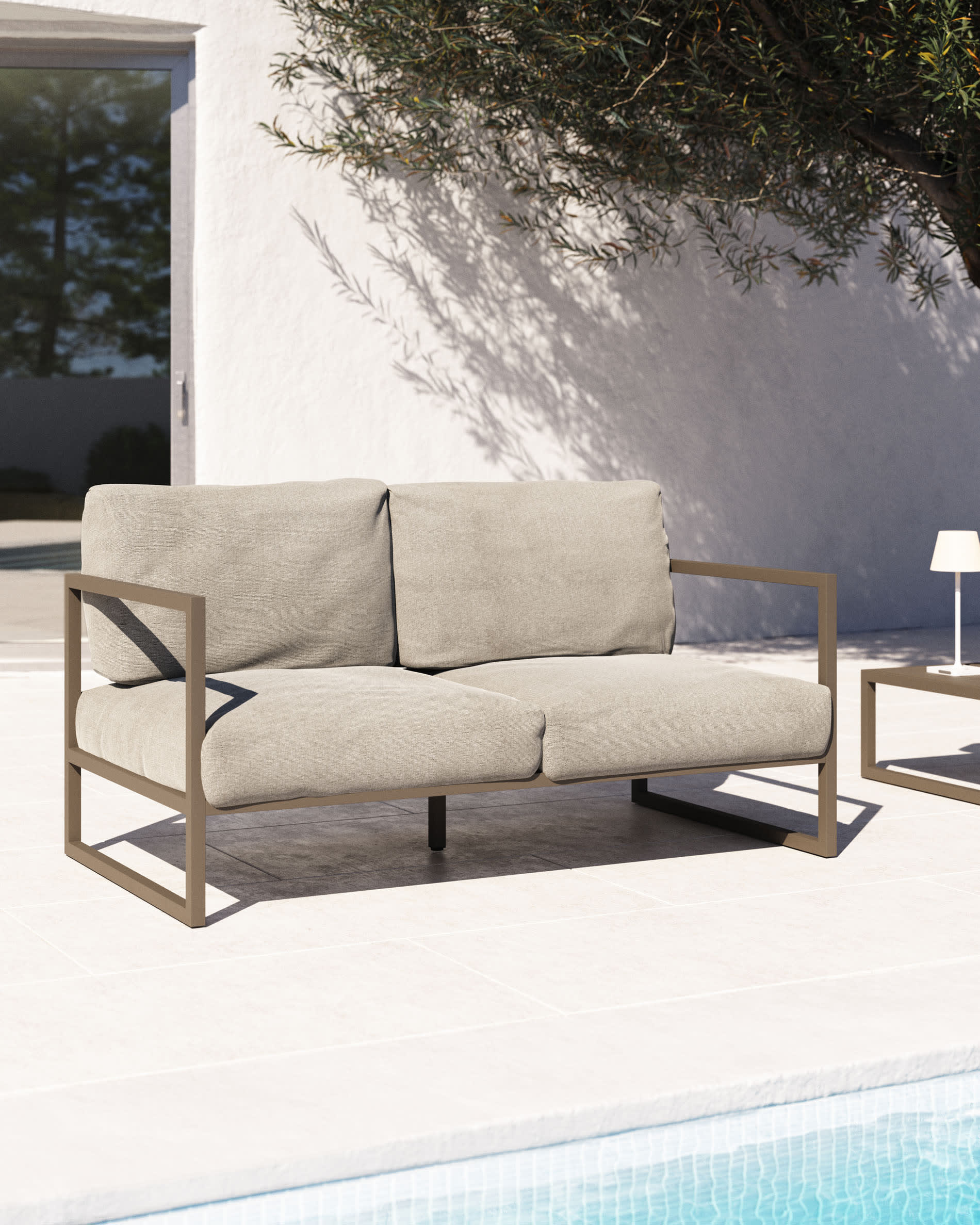 Elegantes 2-Sitzer Outdoor-Sofa mit hellgrauem Stoff und grünem Aluminiumrahmen, 150 cm breit, ideal für stilvolle Außenbereiche.