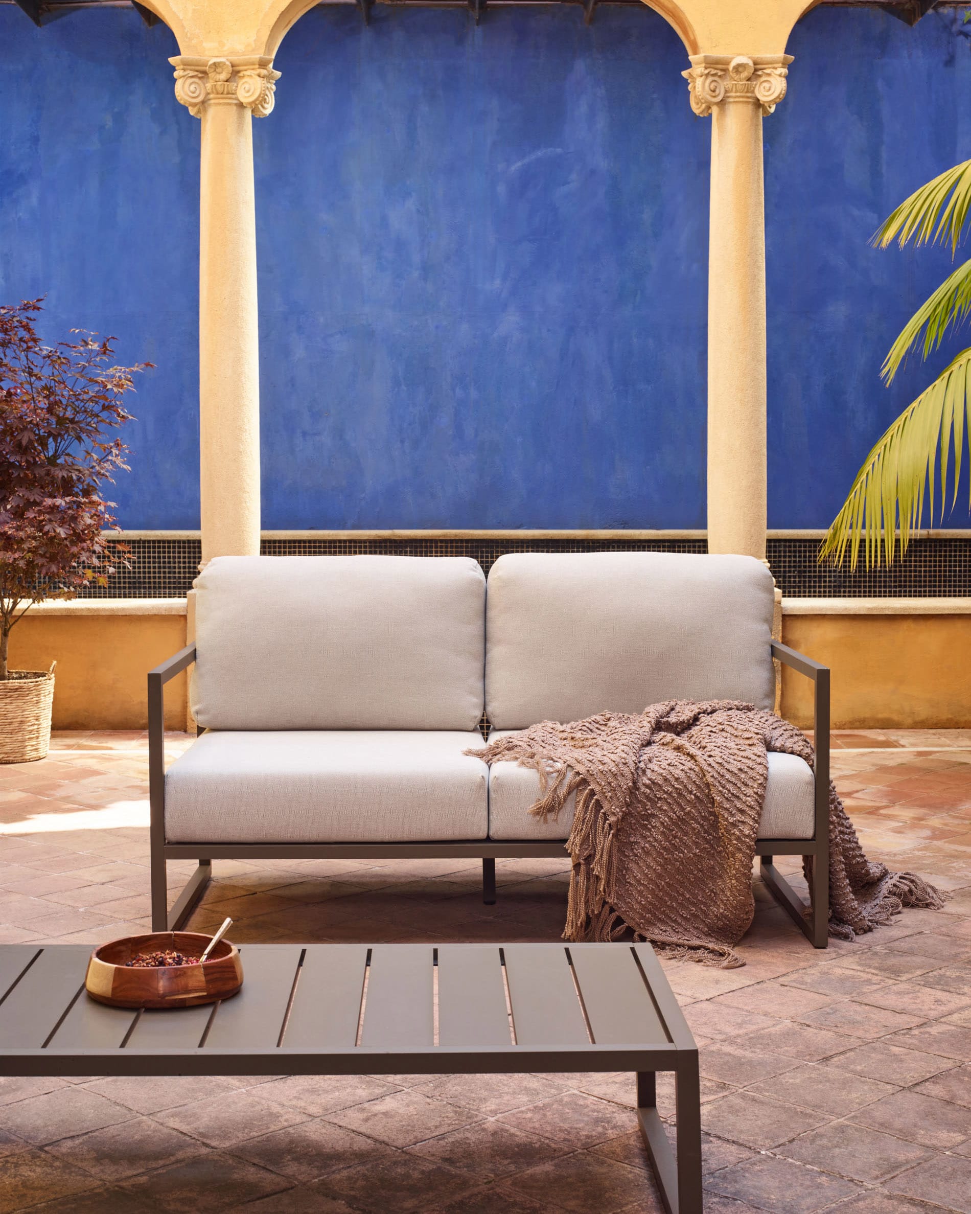 Modernes 2-Sitzer Outdoor-Sofa mit hellgrauem Bezug und grünem Aluminiumgestell, 150 cm breit, perfekt für Terrasse oder Garten.