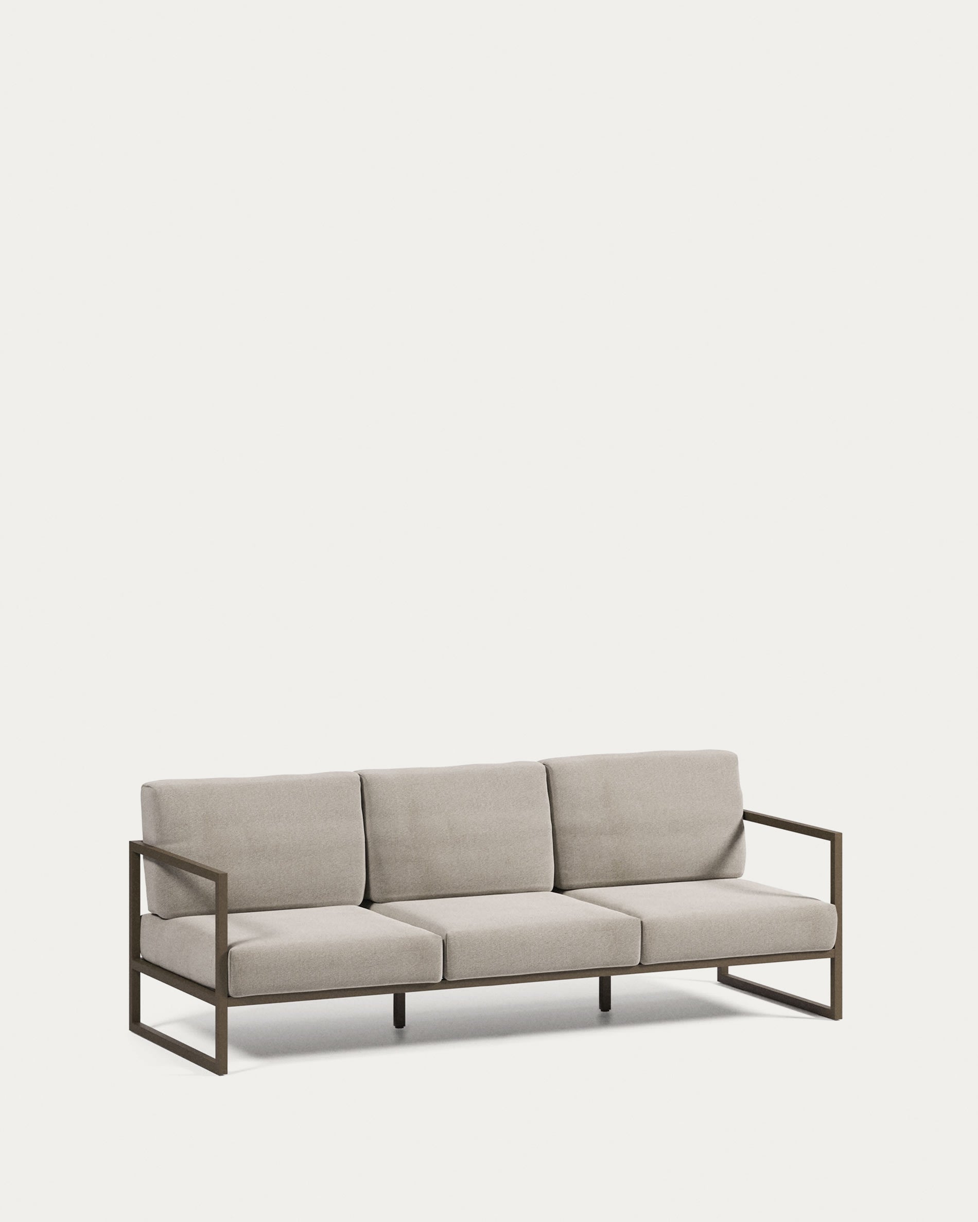 Das Comova 3-Sitzer Sofa von Kave Home: stilvolles, wetterbeständiges Outdoor-Mobiliar mit grünem Aluminiumgestell und hellgrauen Crevin-Polstern.