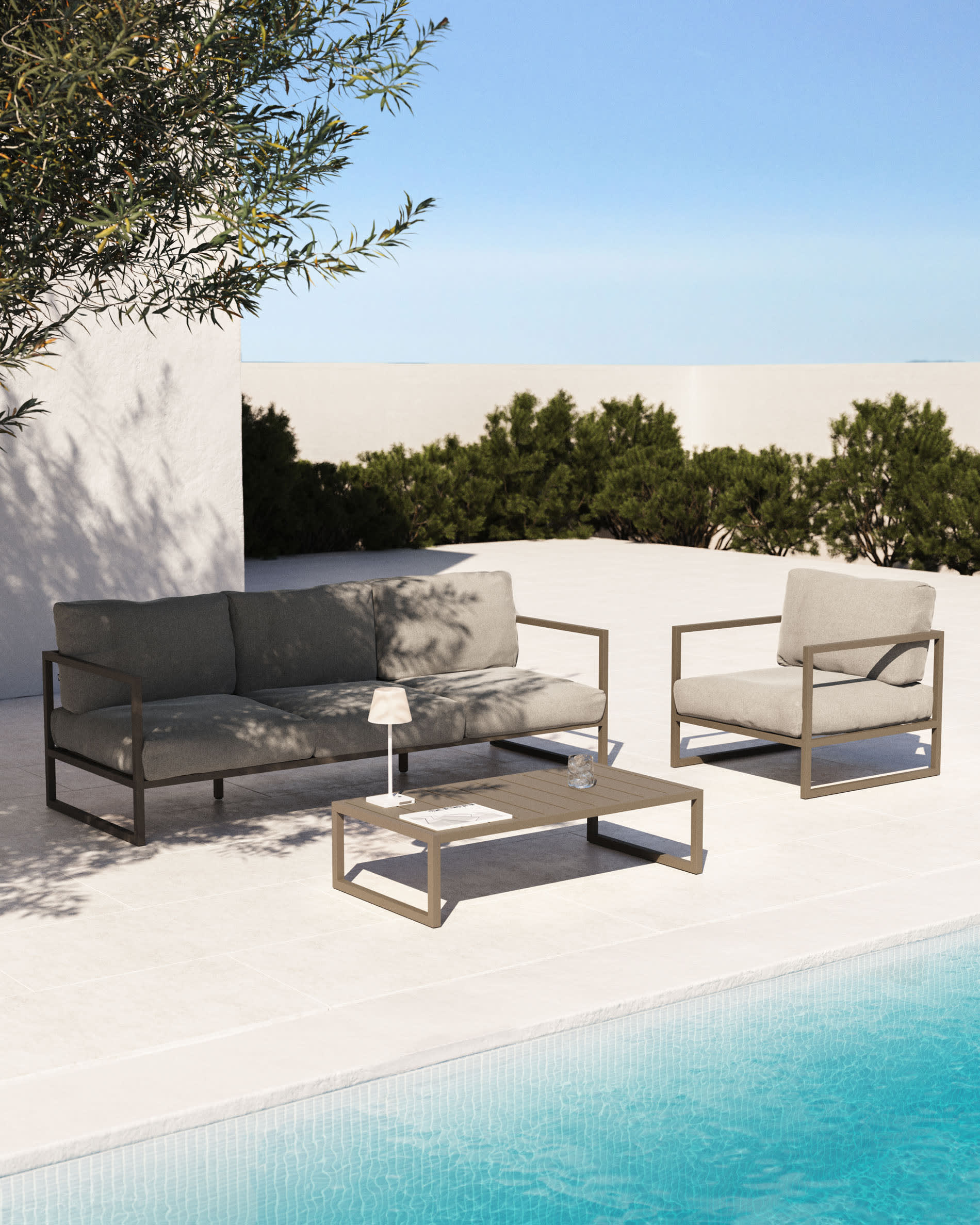 Elegantes 3-Sitzer Outdoor-Sofa mit hellgrauem Bezug und grünem Aluminiumgestell, 222 cm breit, ideal für stilvolle Außenbereiche.