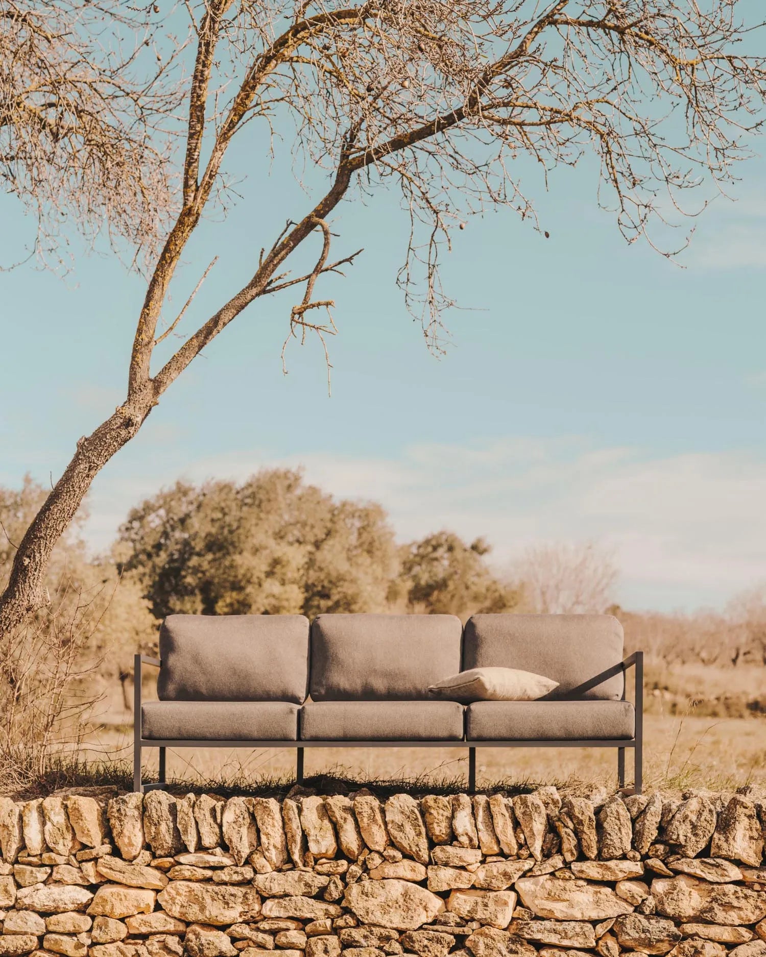 Elegantes 3-Sitzer Sofa für draußen, mit grünem Aluminiumrahmen und wetterfesten, hellgrauen Polstern.