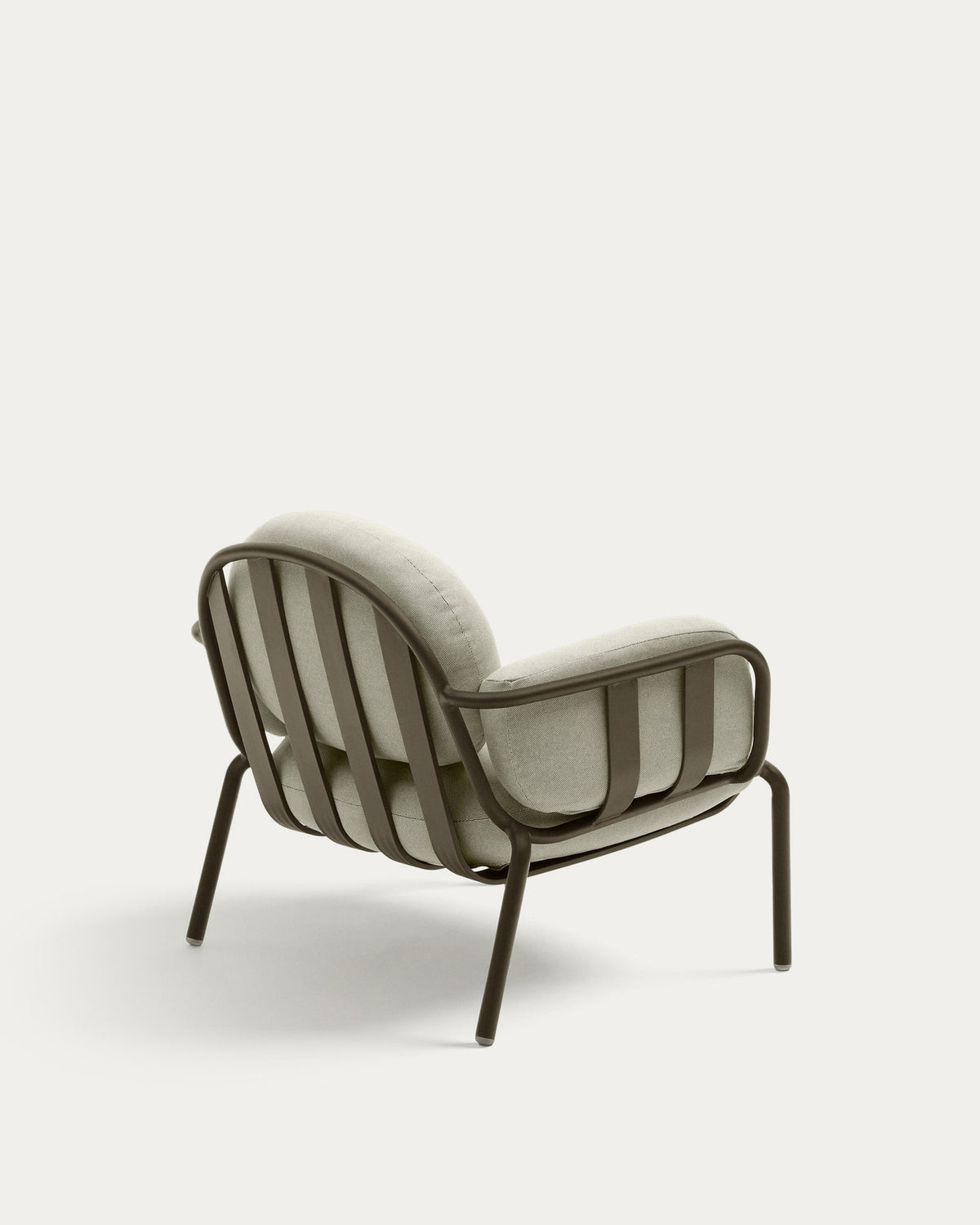 Outdoor-Sessel Joncols aus grün lackiertem Aluminium mit beigen Kissen in Grün, Beige präsentiert im Onlineshop von KAQTU Design AG. Outdoor-Sessel mit Armlehnen ist von Kave Home