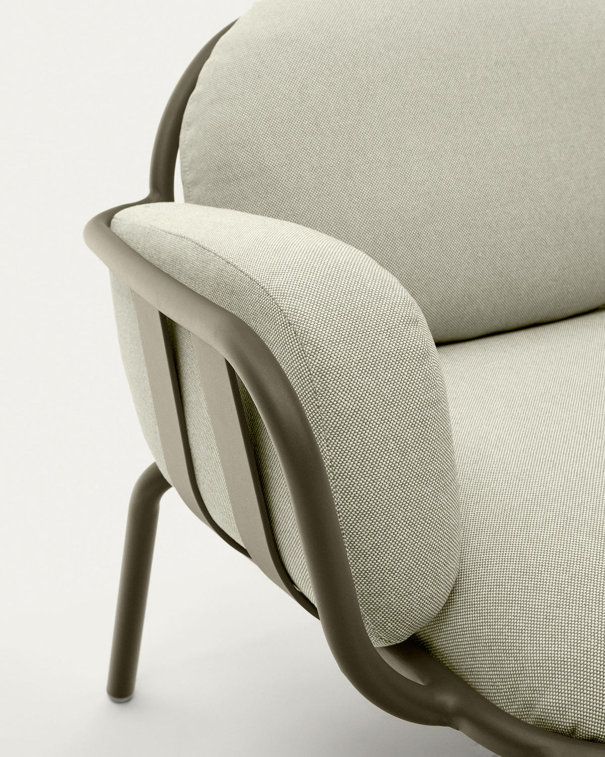 Outdoor-Sessel Joncols aus grün lackiertem Aluminium mit beigen Kissen in Grün, Beige präsentiert im Onlineshop von KAQTU Design AG. Outdoor-Sessel mit Armlehnen ist von Kave Home