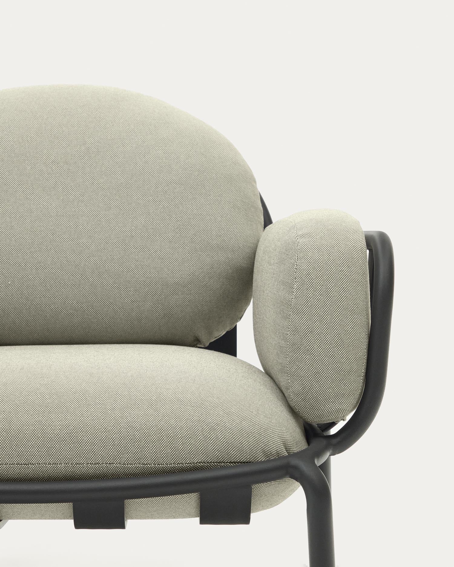 Outdoor-Sessel Joncols mit Bezug in Beige aus Aluminium mit grau lackiertem Finish in Grau präsentiert im Onlineshop von KAQTU Design AG. Outdoor-Sessel ist von Kave Home