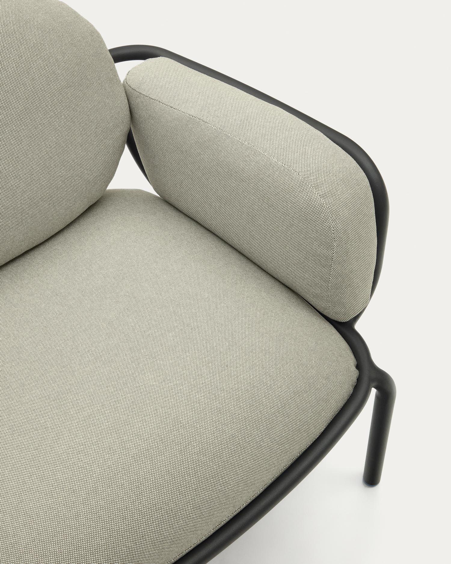 Genießen Sie den stilvollen Outdoor-Sessel Joncols von Kave Home: Beige Polsterung, robustes Aluminium und elegantes Design für Ihre Terrasse.