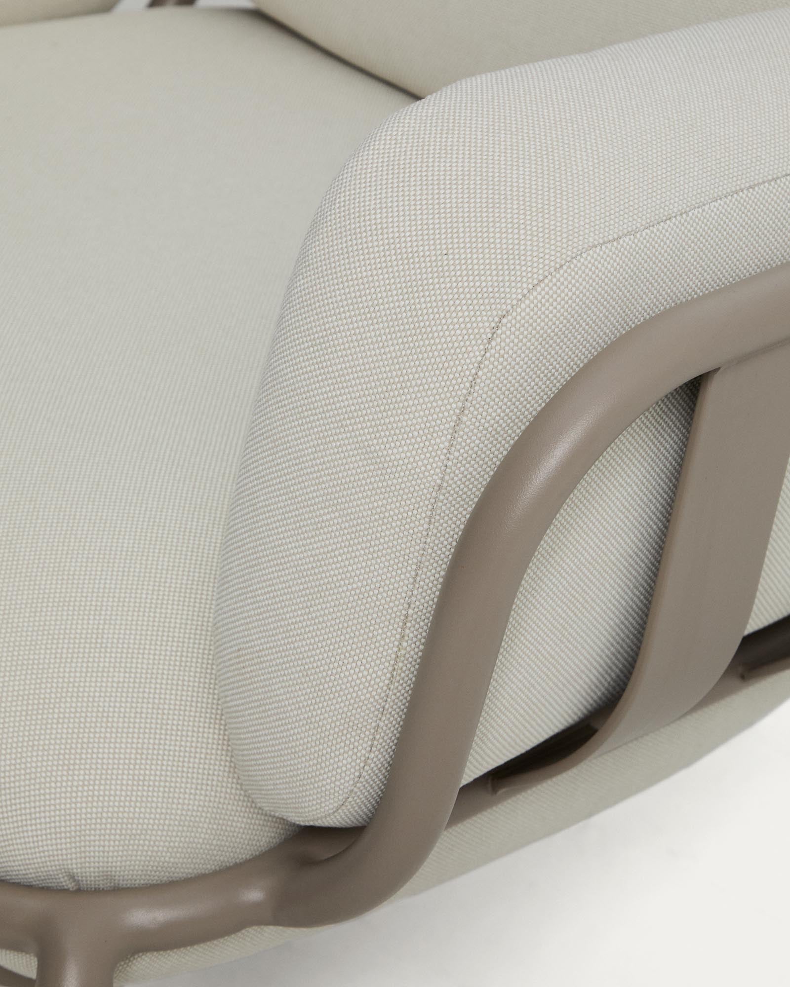 Stylischer Outdoor-Sessel Joncols aus robustem taupefarbenem Aluminium, ausgestattet mit bequemen beigen Kissen für gemütliche Momente im Freien.