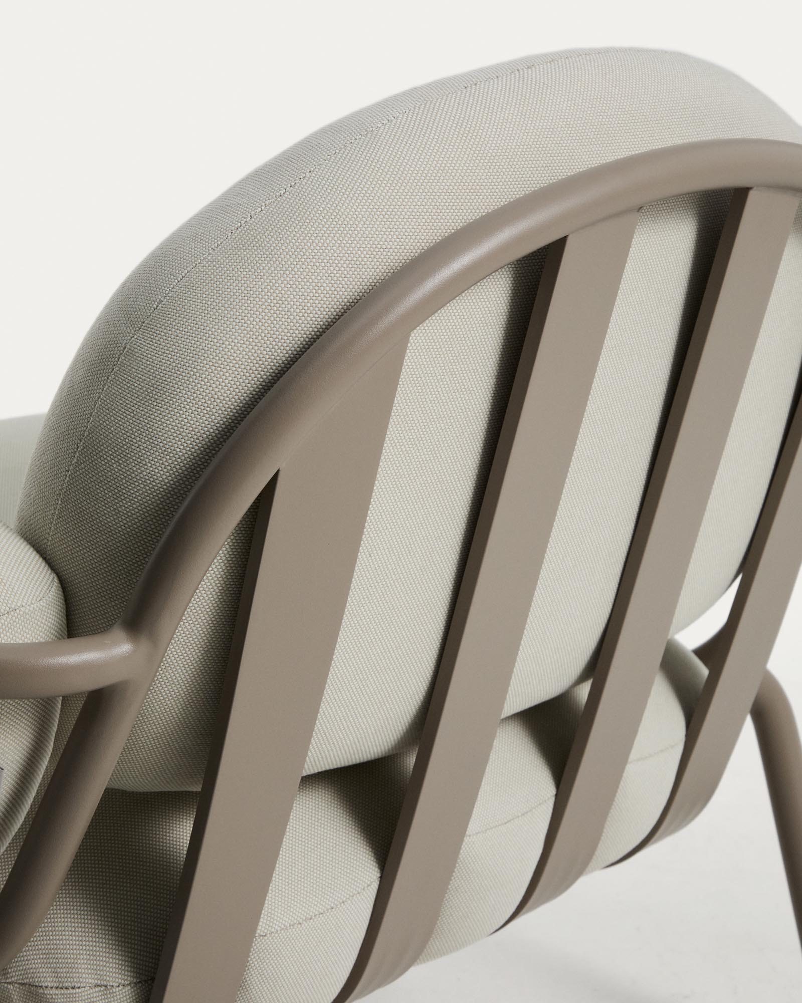 Eleganter Outdoor-Sessel Joncols aus taupefarbenem Aluminium, ideal für entspannte Stunden im Freien, mit komfortablen beigen Kissen.