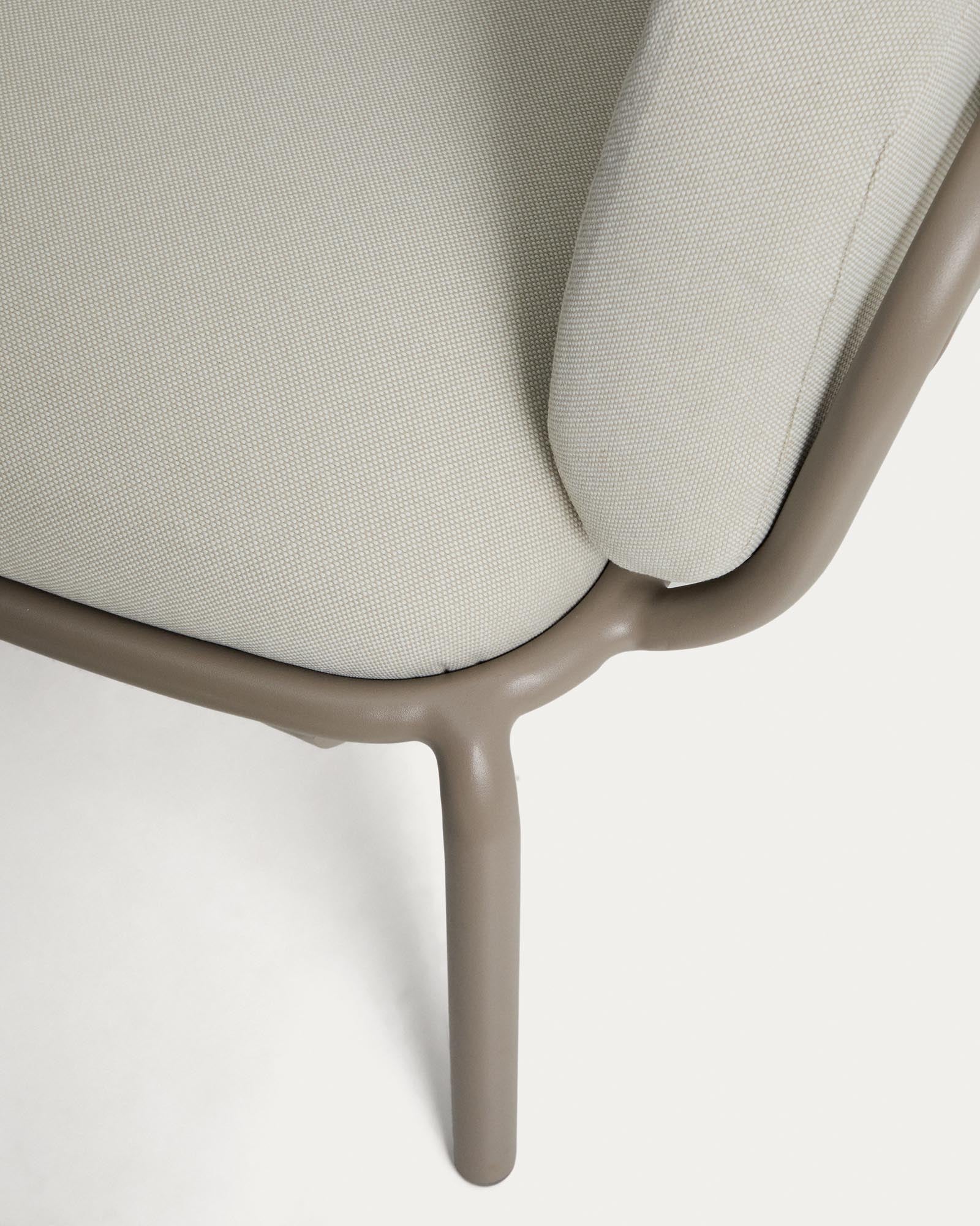 Stylischer Outdoor-Sessel Joncols aus robustem taupefarbenem Aluminium, ausgestattet mit bequemen beigen Kissen für gemütliche Momente im Freien.