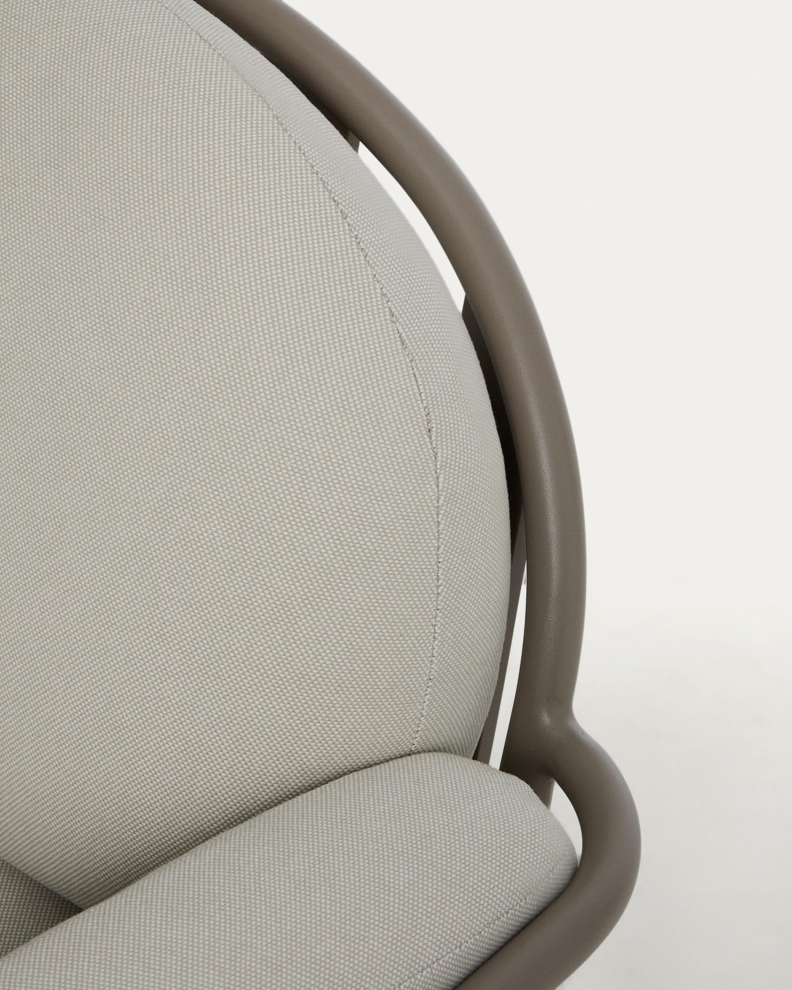 Eleganter Outdoor-Sessel Joncols aus taupefarbenem Aluminium, ideal für entspannte Stunden im Freien, mit komfortablen beigen Kissen.